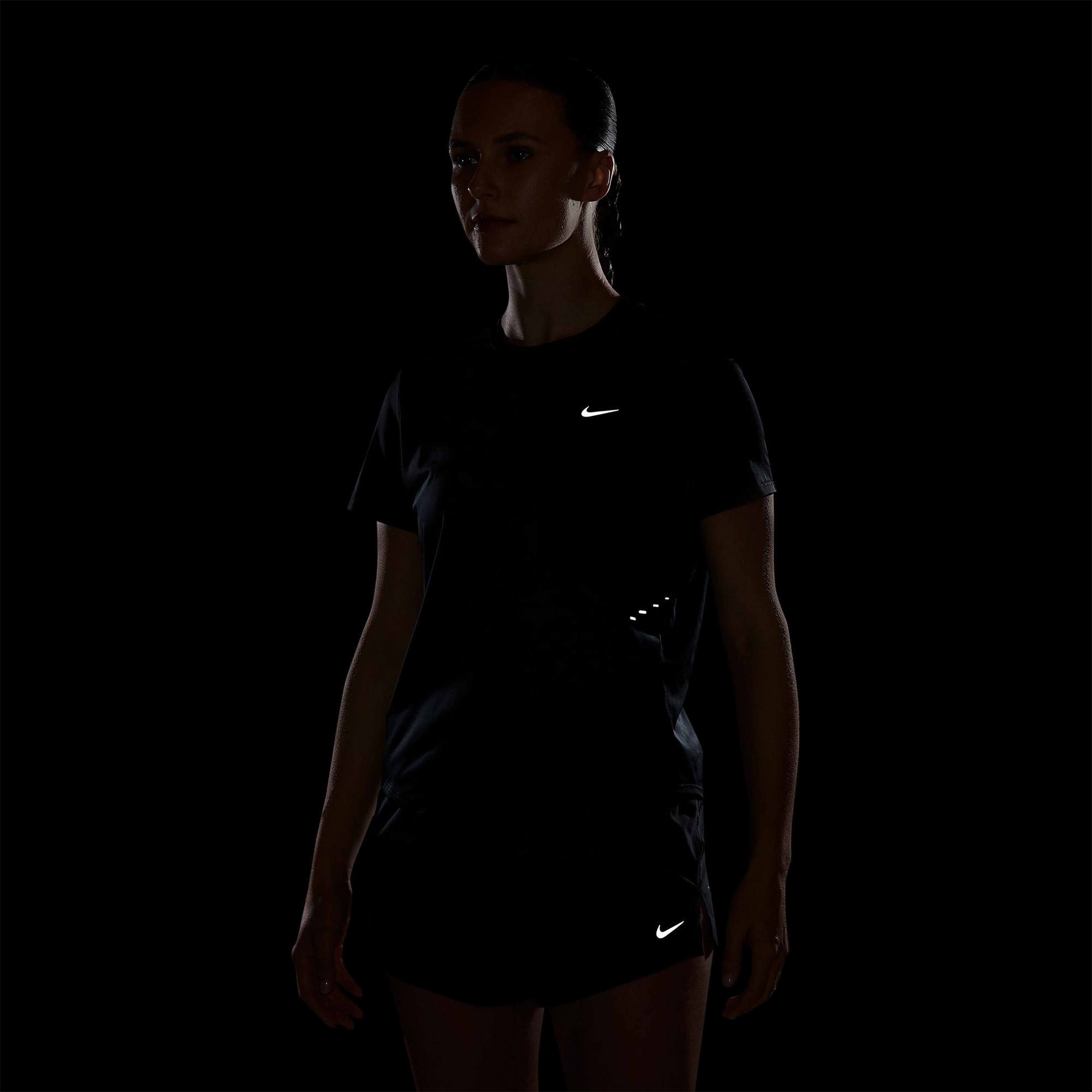 Nike Swift Dri-Fit Kadın Siyah T-Shirt