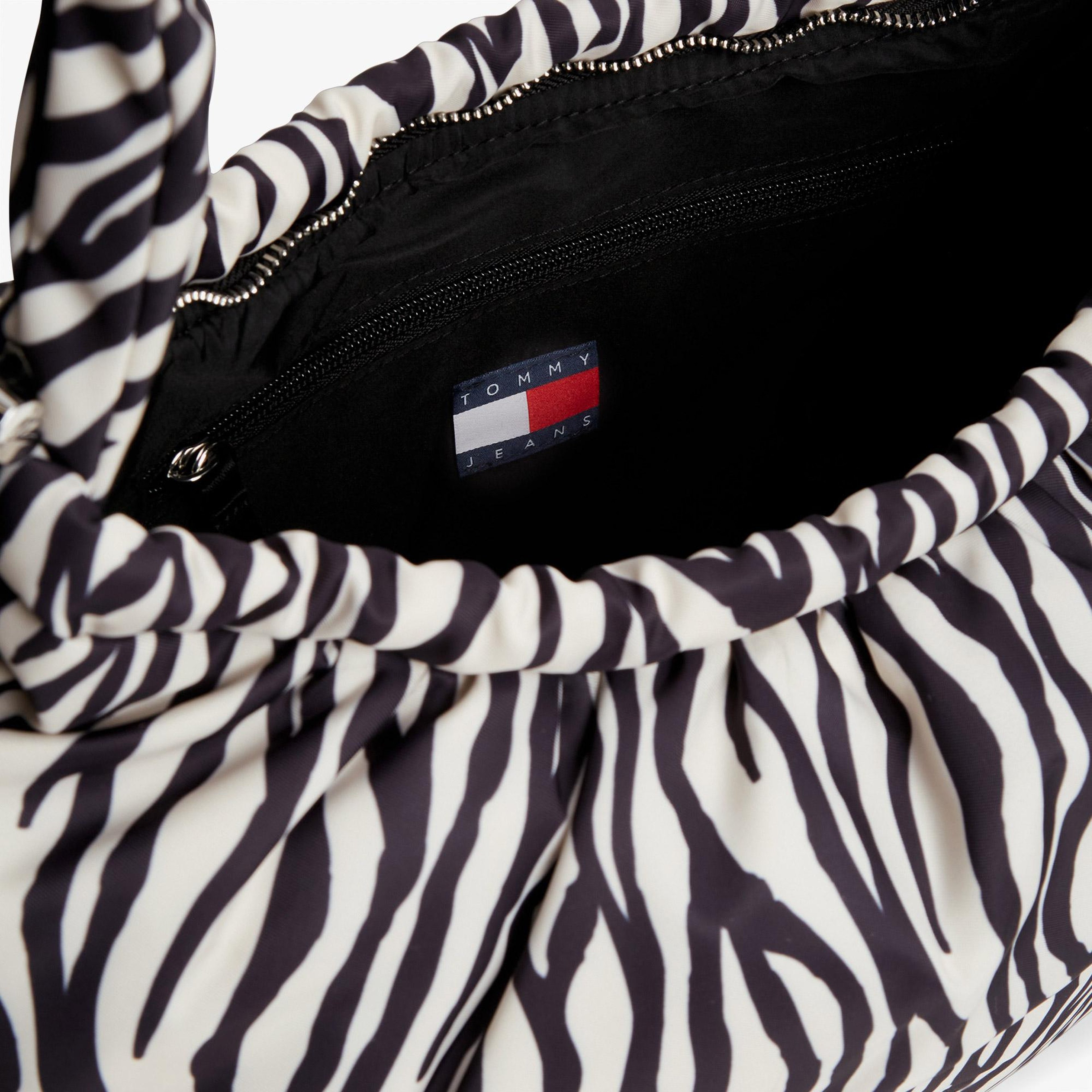 Tommy Hilfiger Icon Charms Zebra Hobo Kadın Beyaz Omuz Çantası