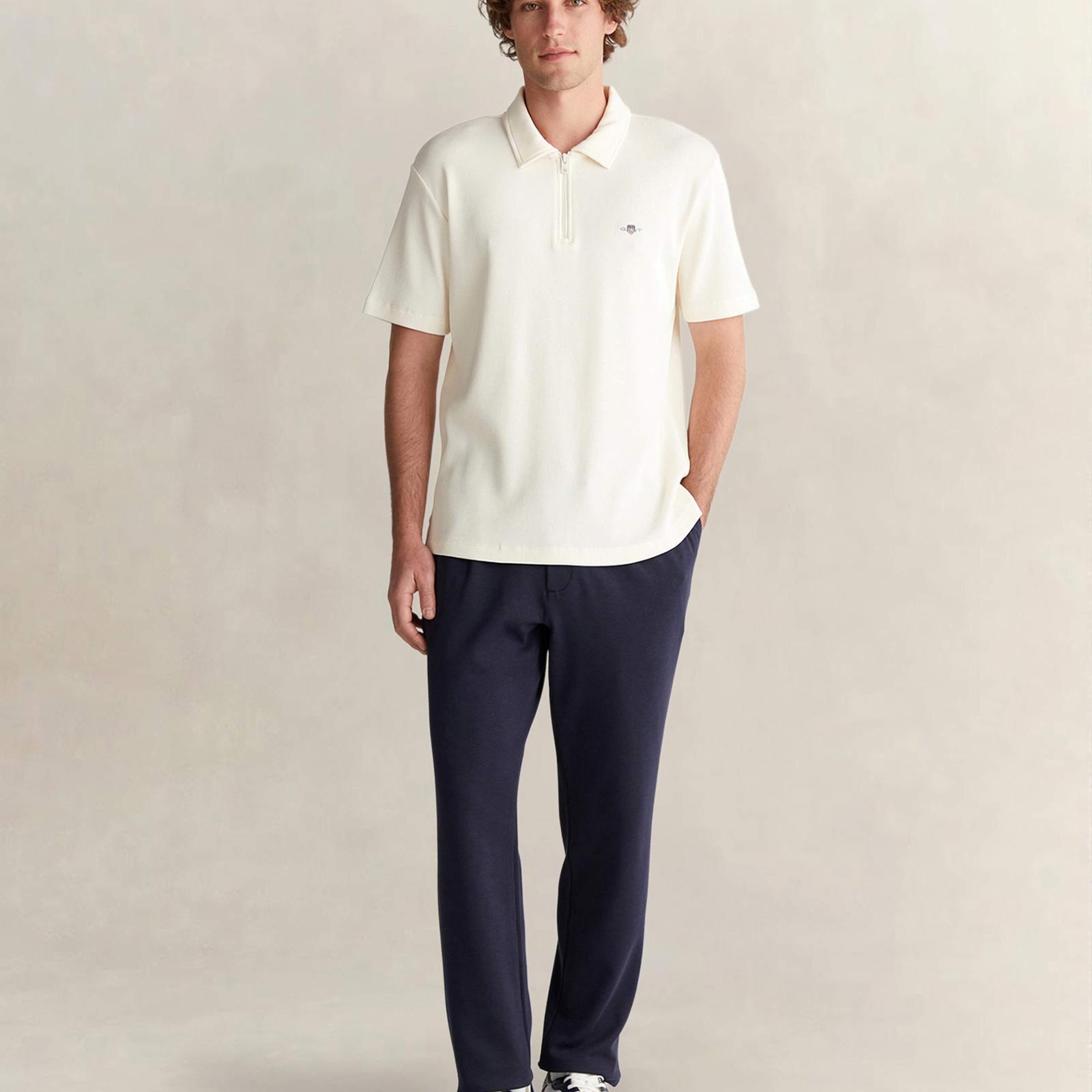 GANT Erkek Krem Relaxed Fit Yarım Fermuarlı Logolu Polo Yaka T-Shirt