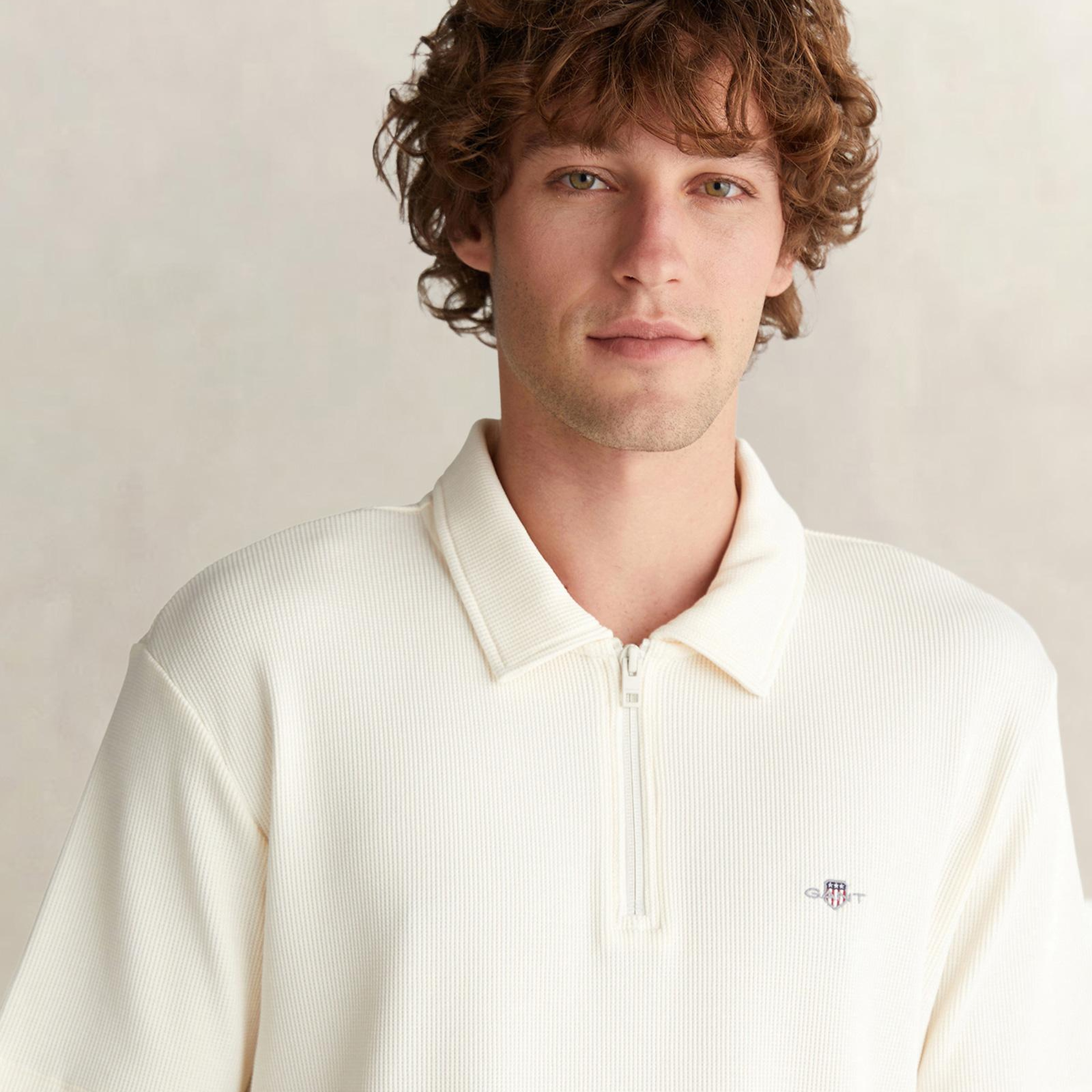 GANT Erkek Krem Relaxed Fit Yarım Fermuarlı Logolu Polo Yaka T-Shirt