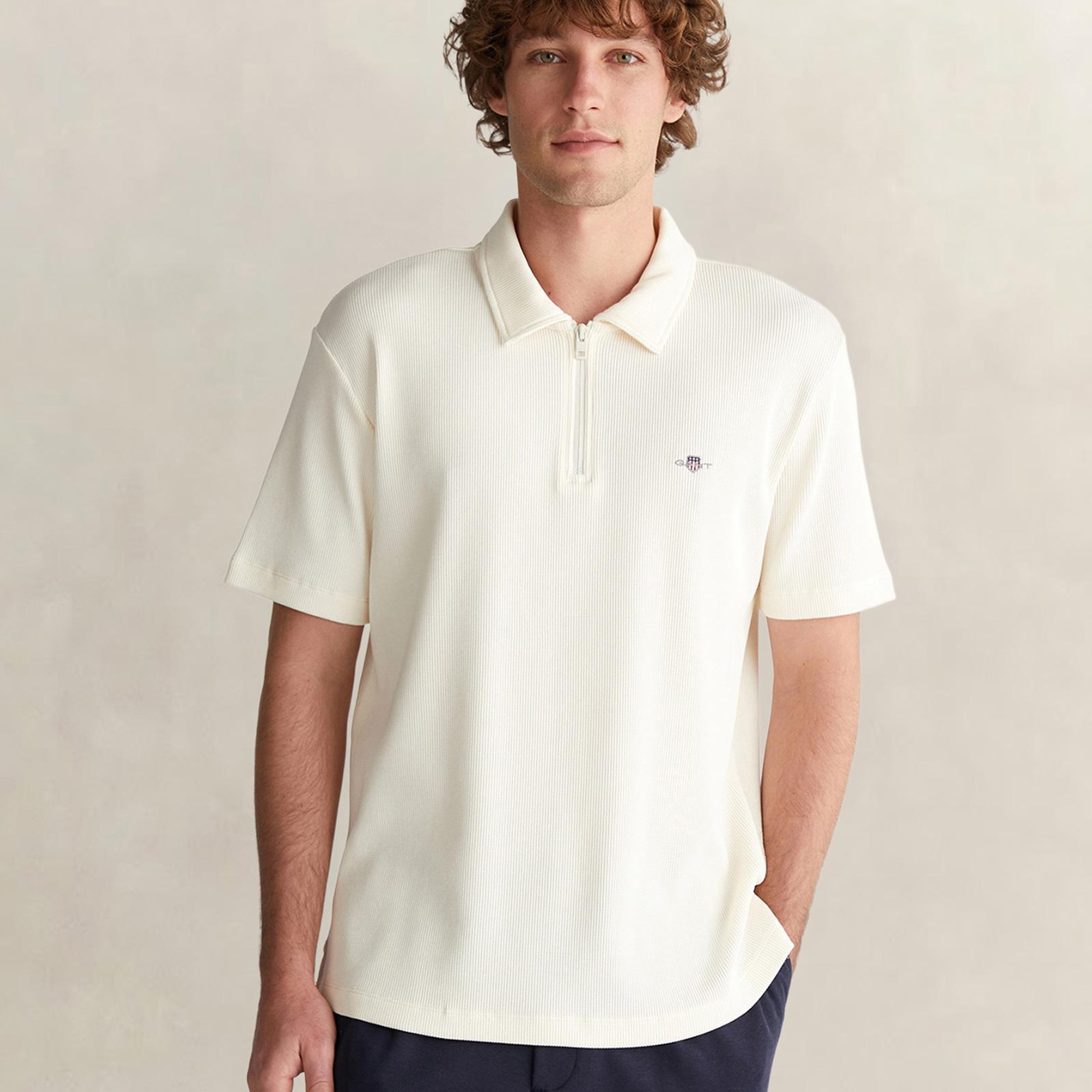 GANT Erkek Krem Relaxed Fit Yarım Fermuarlı Logolu Polo Yaka T-Shirt
