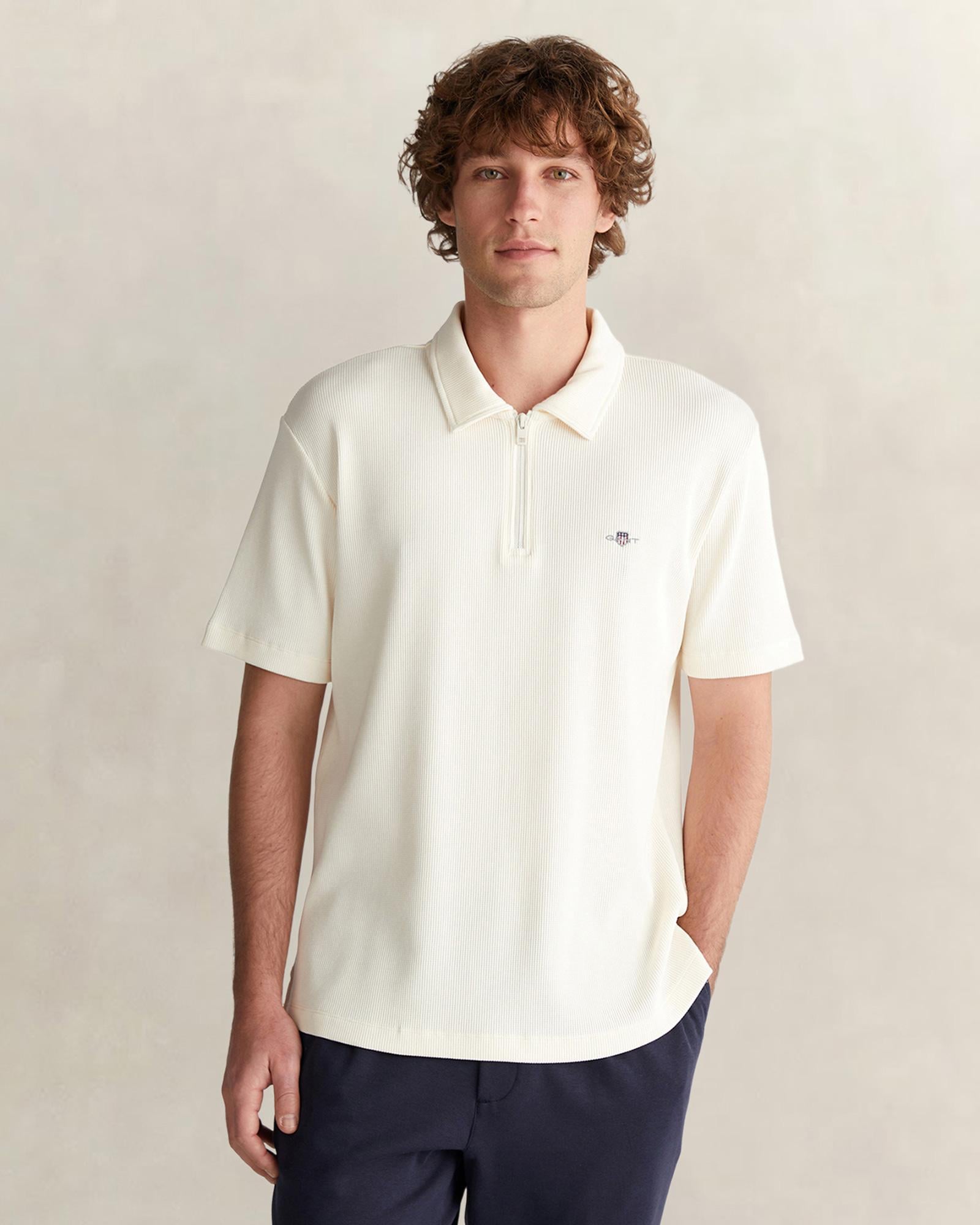 GANT Erkek Krem Relaxed Fit Yarım Fermuarlı Logolu Polo Yaka T-Shirt