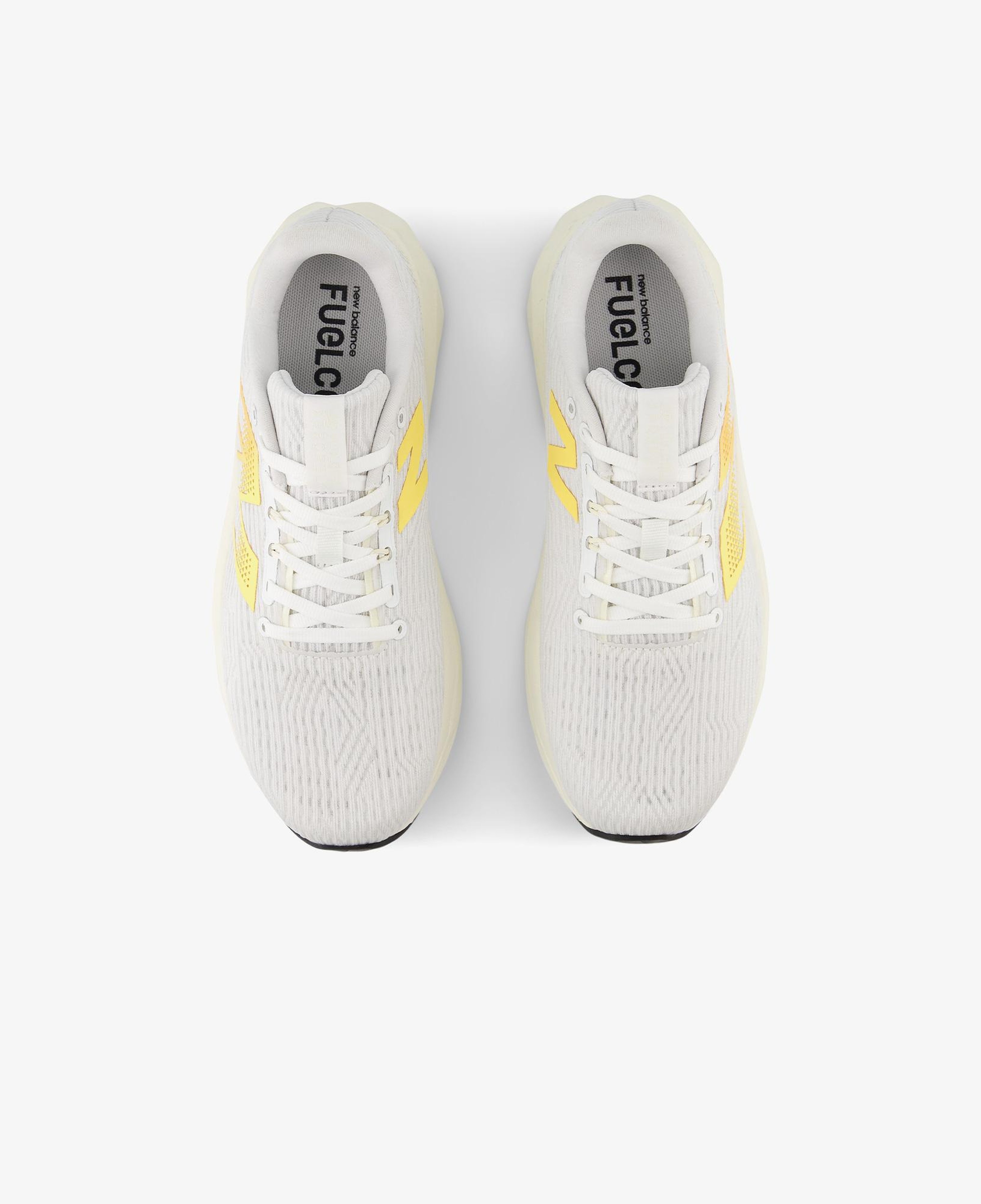 New Balance FuelCell Propel V5 Kadın Beyaz Koşu Ayakkabısı