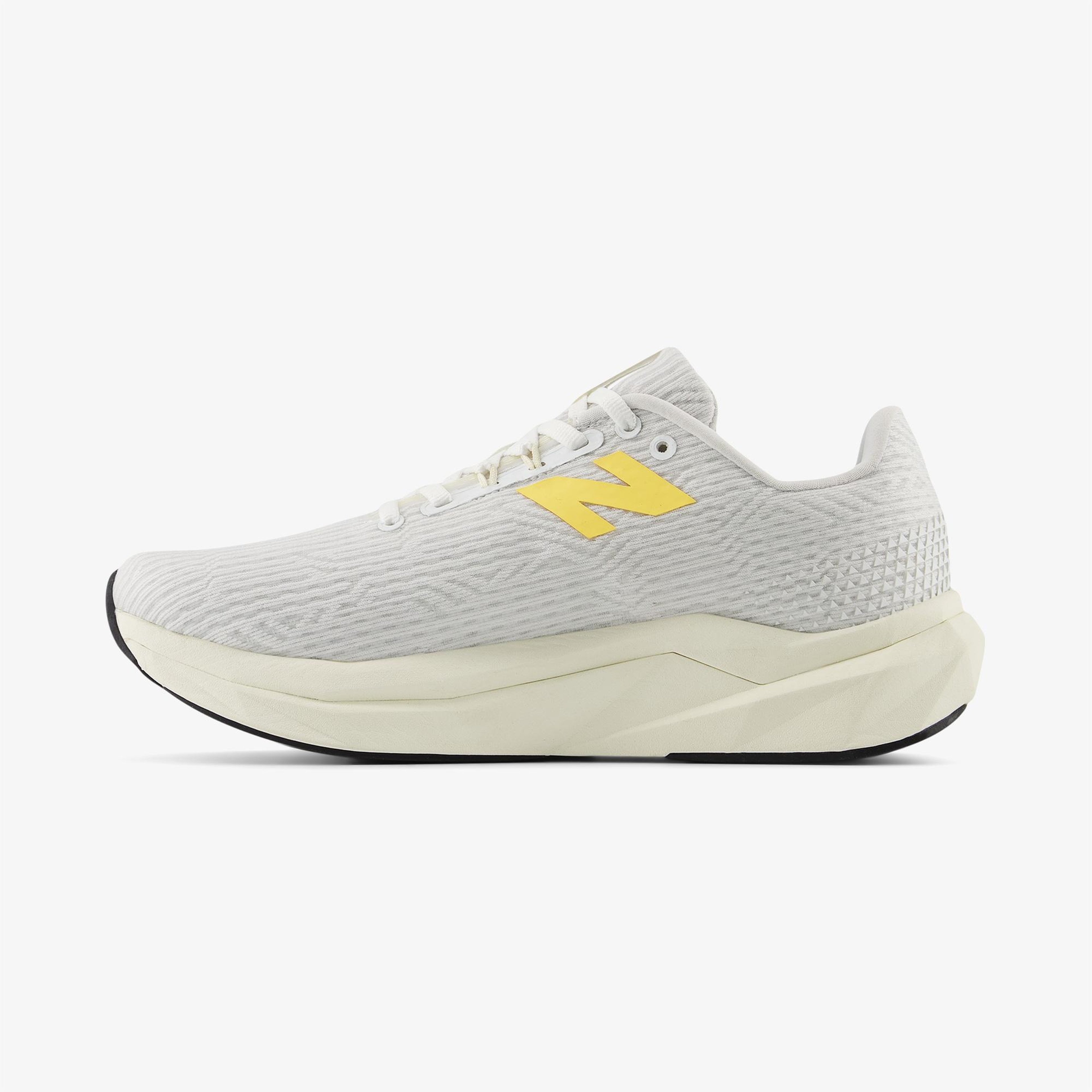 New Balance FuelCell Propel V5 Kadın Beyaz Koşu Ayakkabısı