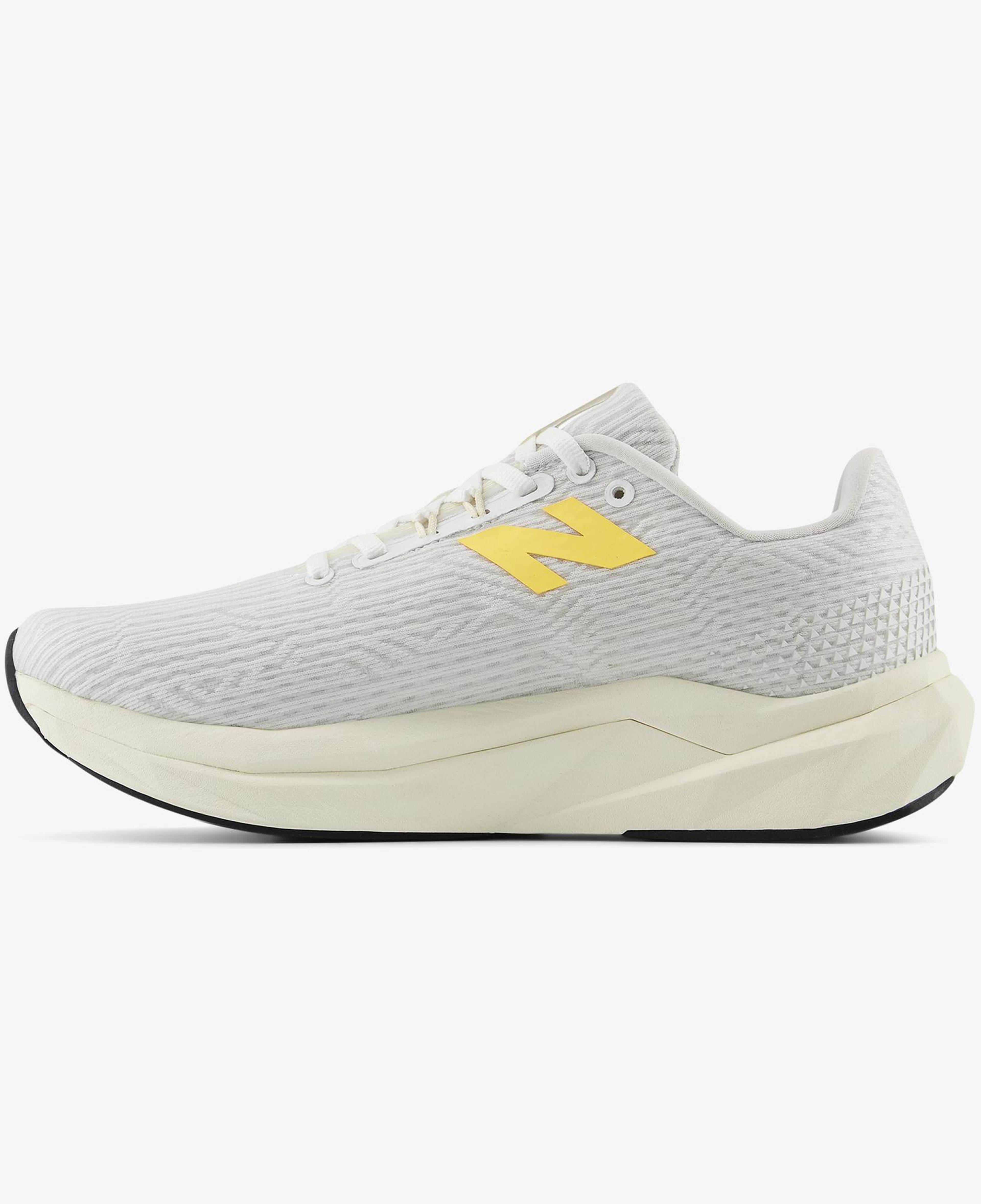 New Balance FuelCell Propel V5 Kadın Beyaz Koşu Ayakkabısı