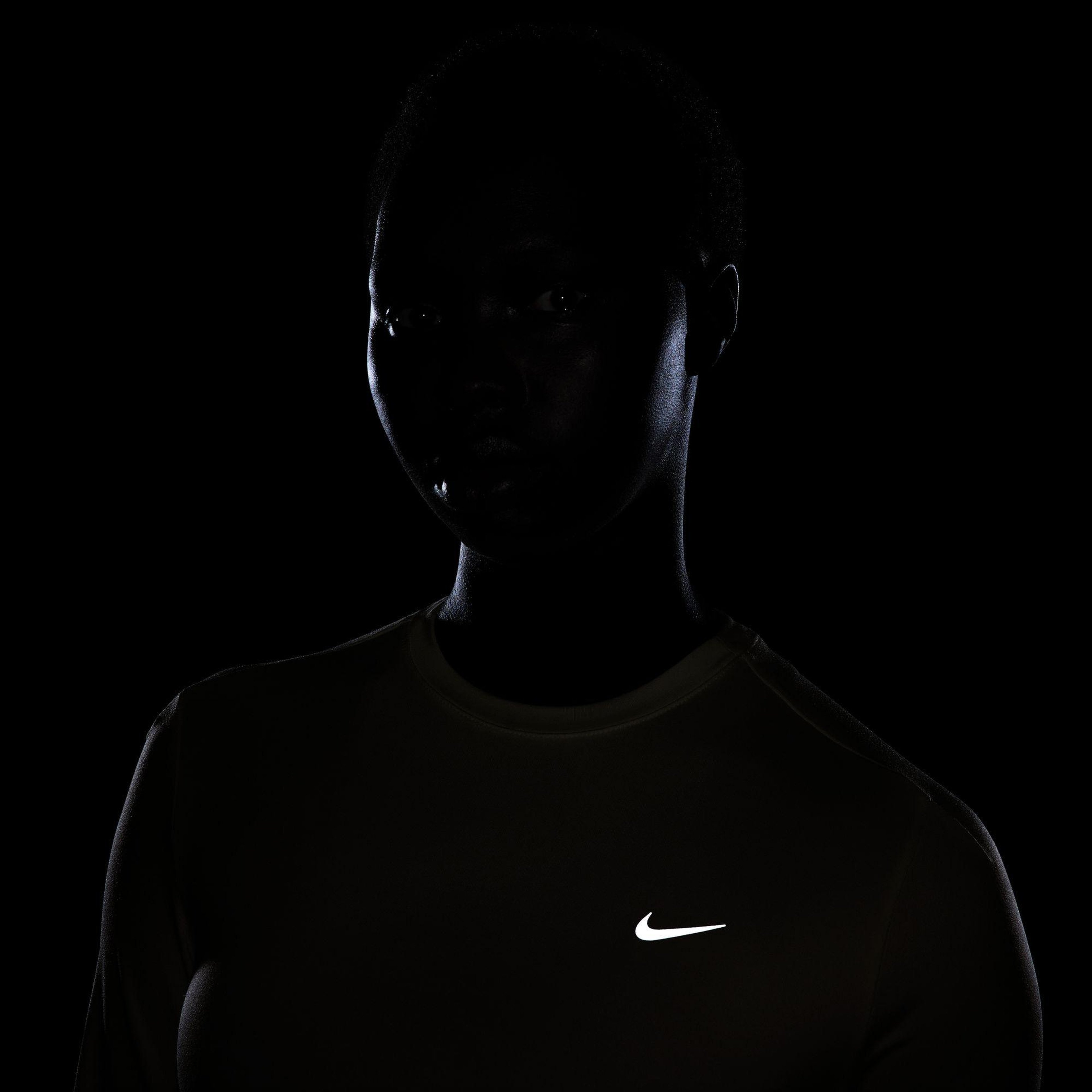Nike Swift Dri-Fit Kadın Beyaz Uzun Kollu T-Shirt