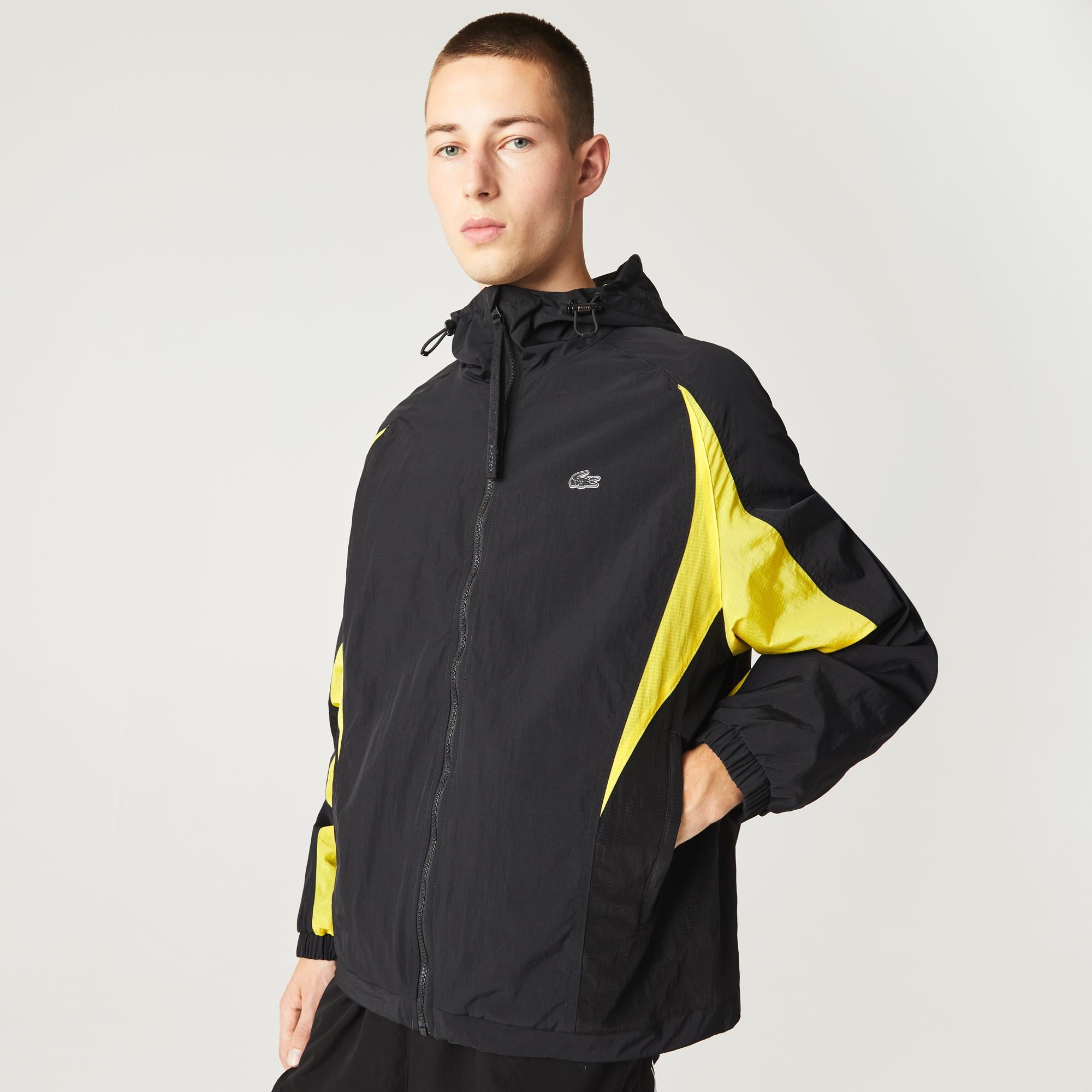 Lacoste Erkek Kapüşonlu Baskılı Renk Bloklu Siyah Yağmurluk