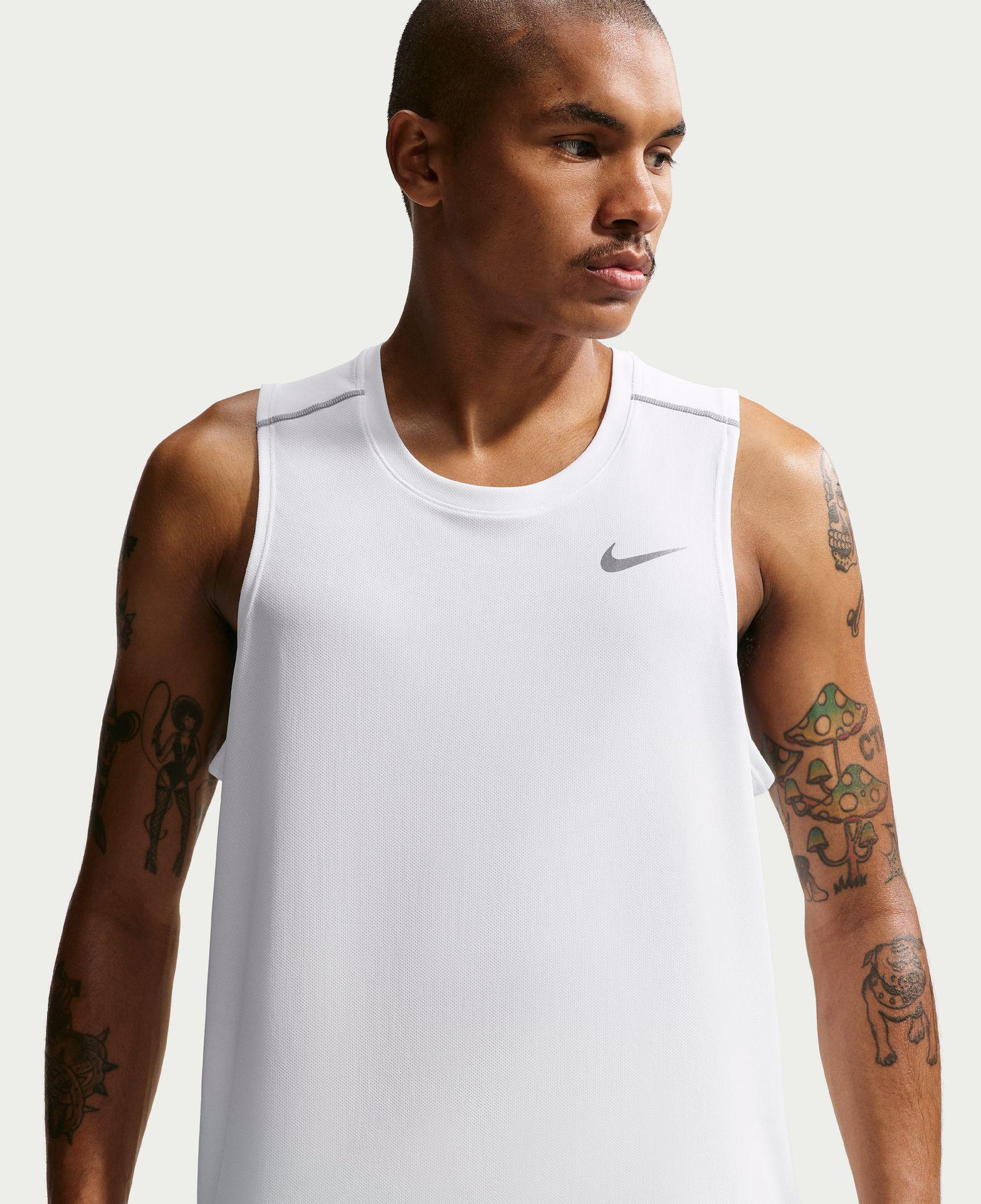 Nike Dri-Fit Miler Erkek Beyaz Kolsuz T-Shirt