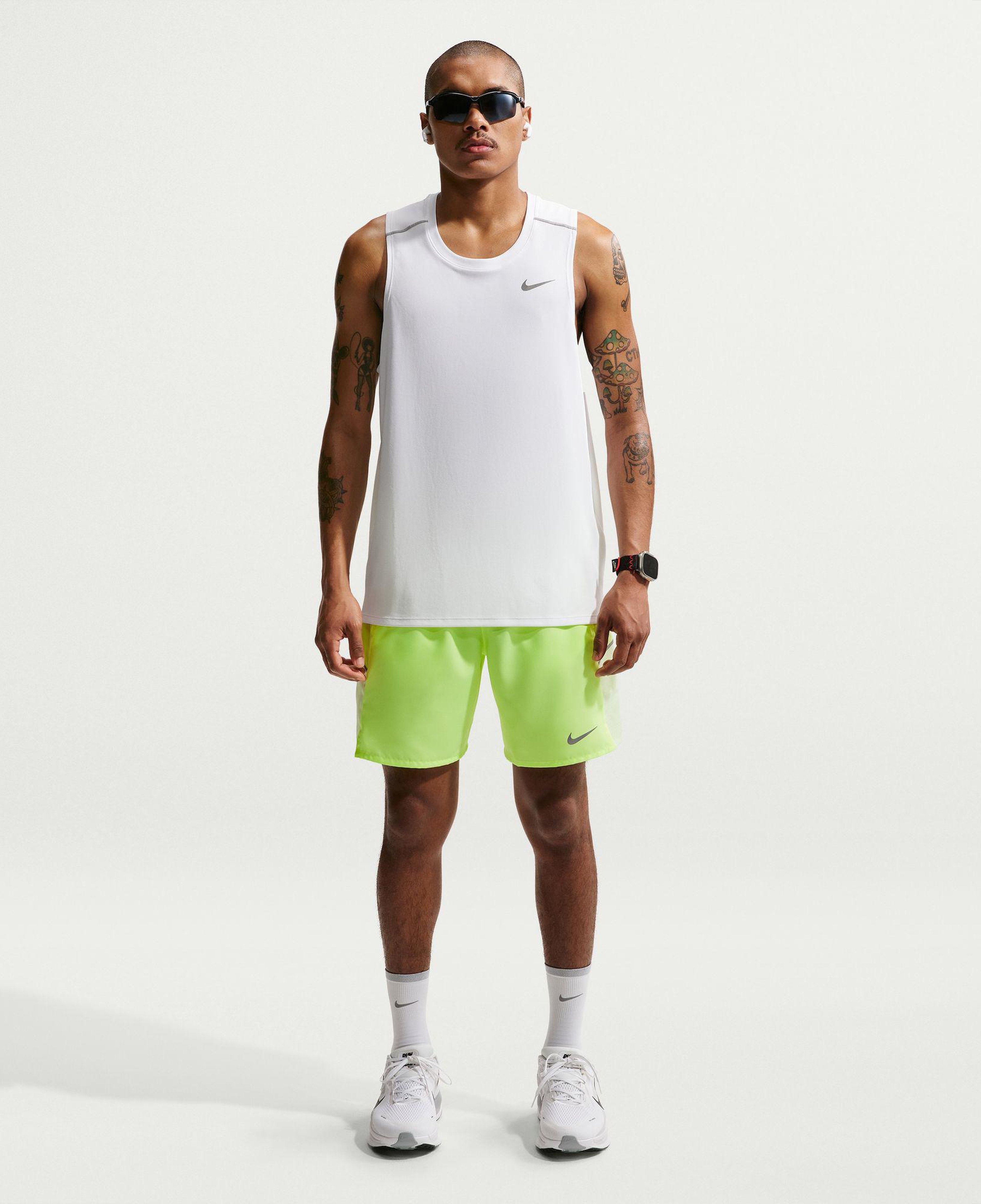 Nike Dri-Fit Miler Erkek Beyaz Kolsuz T-Shirt
