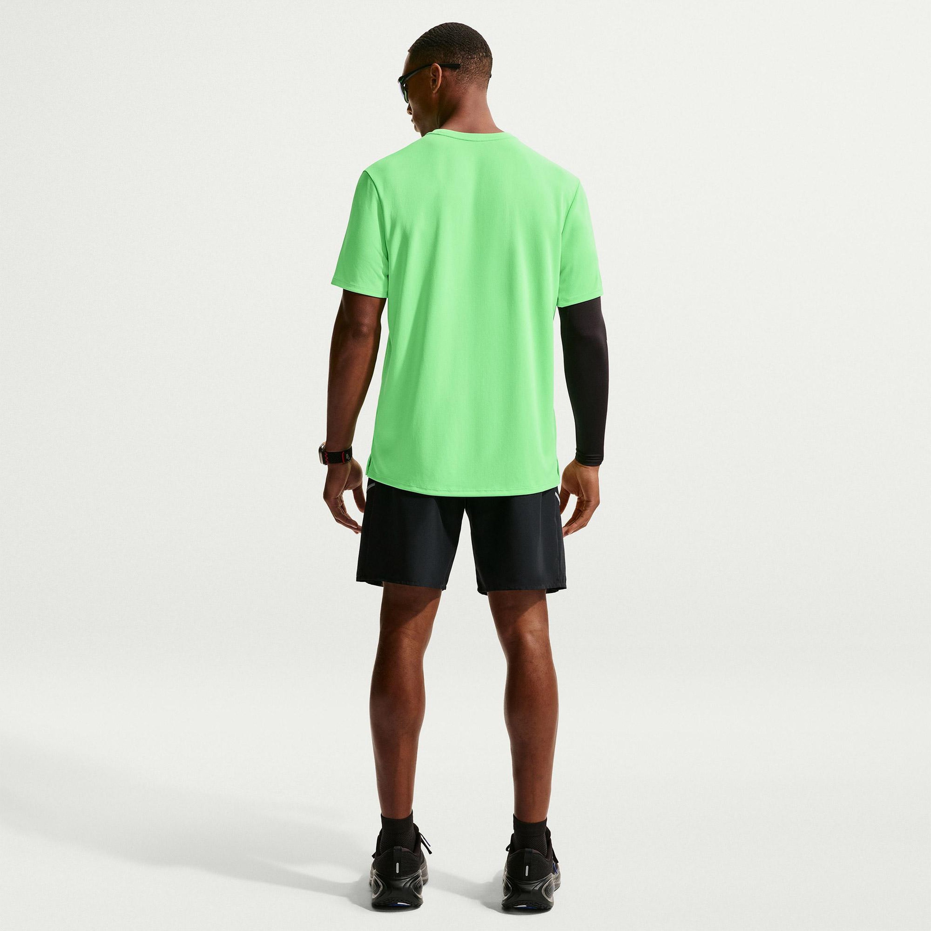 Nike Dri-Fit UV Miler Erkek Yeşil T-Shirt