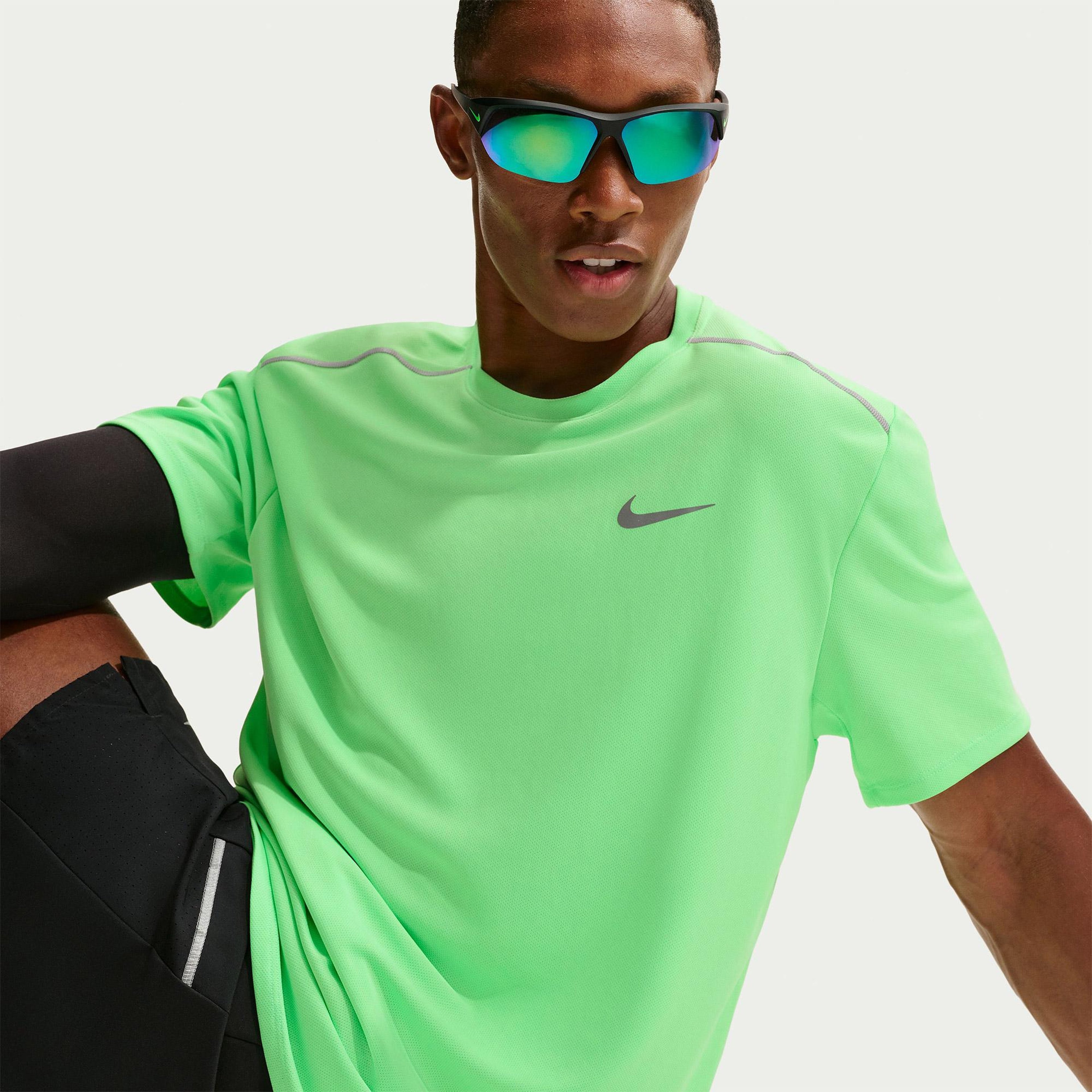 Nike Dri-Fit UV Miler Erkek Yeşil T-Shirt