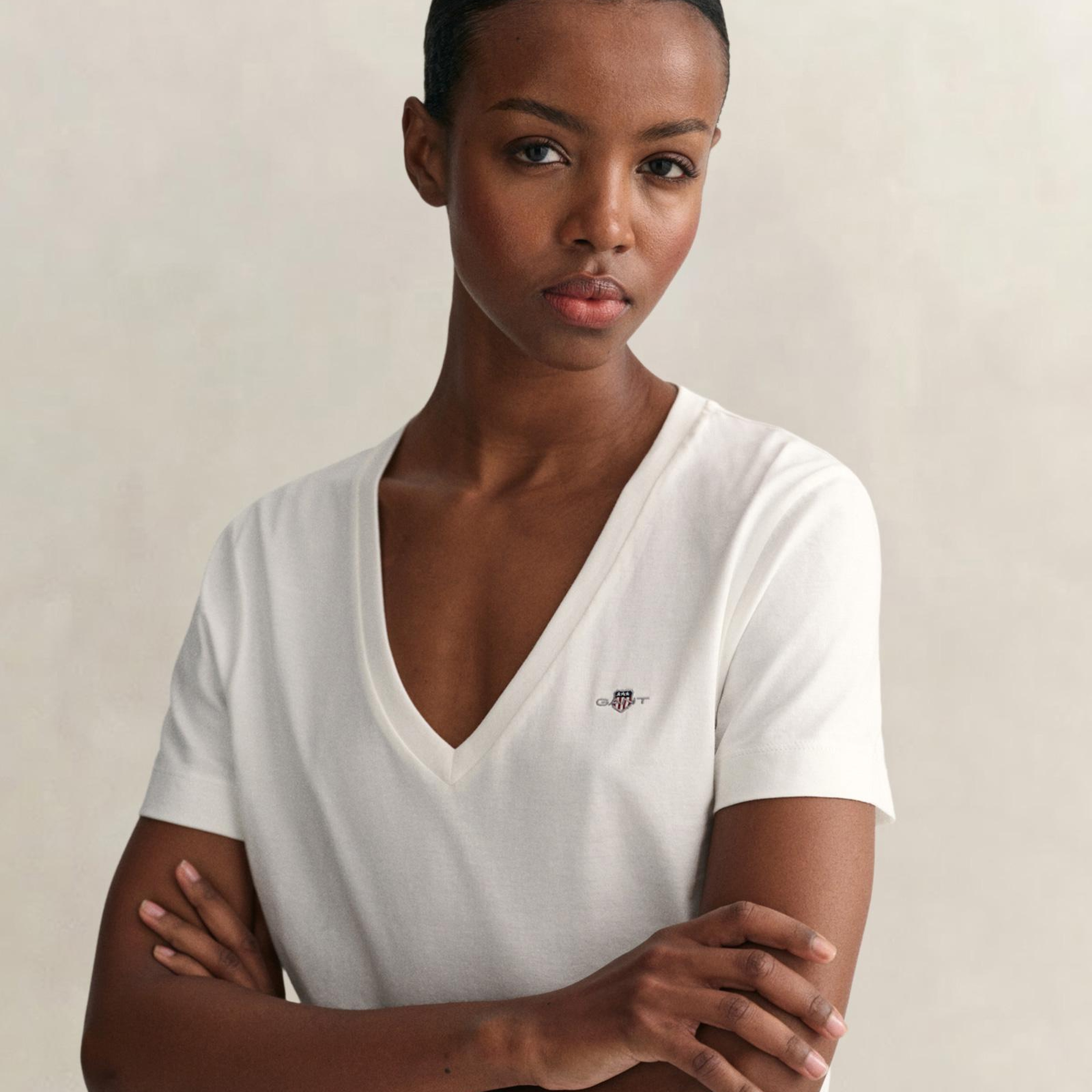 GANT Kadın Beyaz V Yaka Regular Fit Logolu T-Shirt