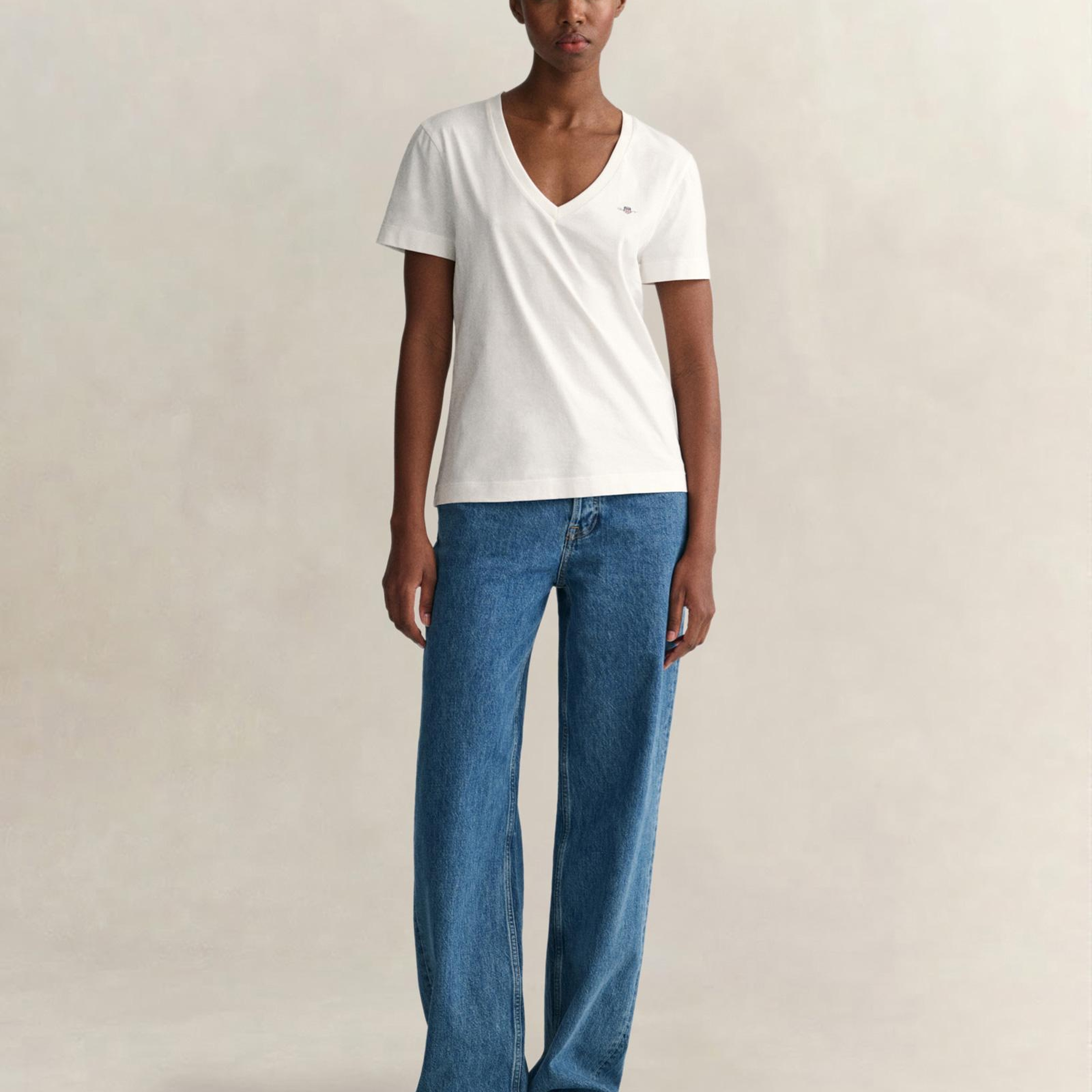 GANT Kadın Beyaz V Yaka Regular Fit Logolu T-Shirt