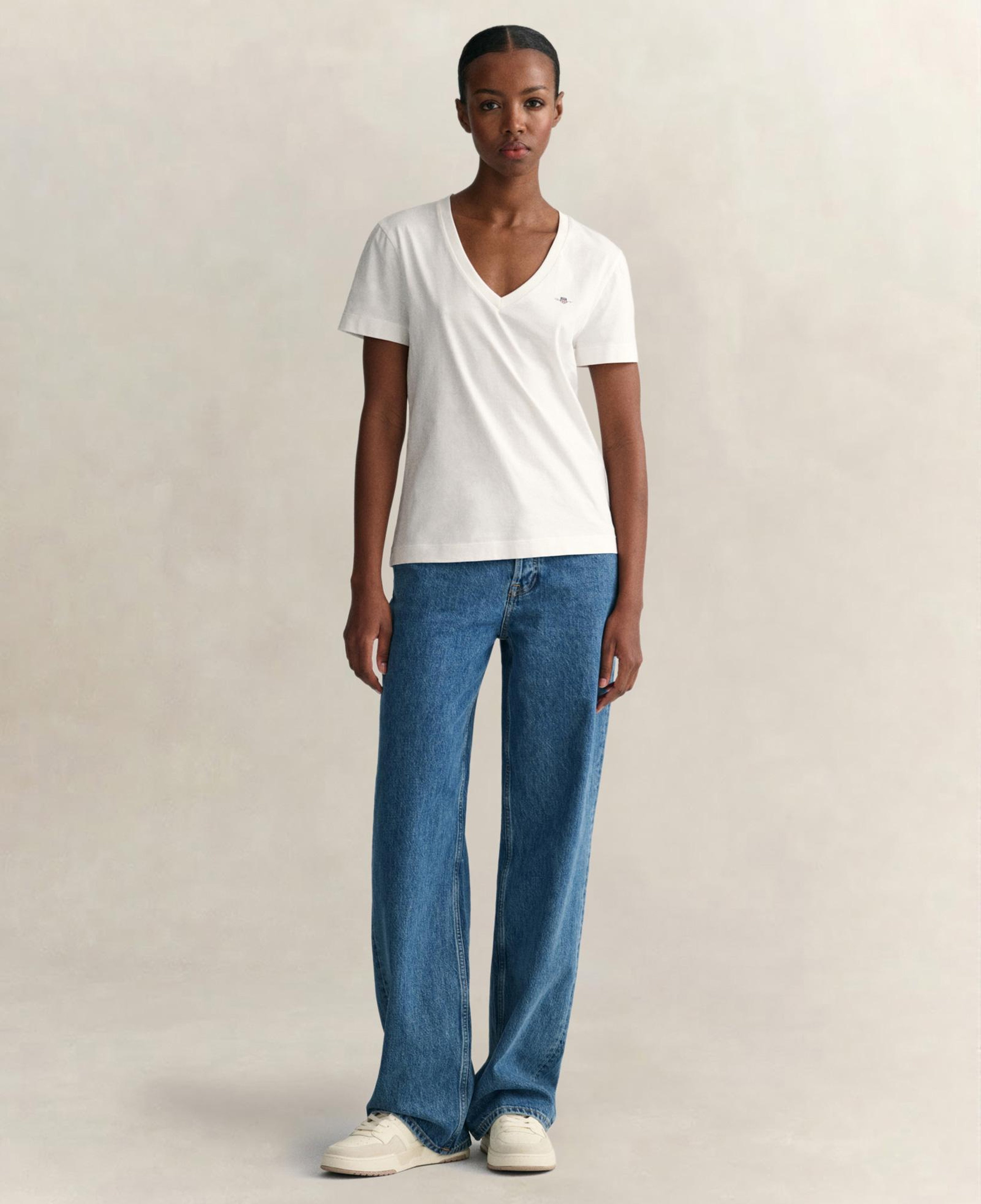 GANT Kadın Beyaz V Yaka Regular Fit Logolu T-Shirt