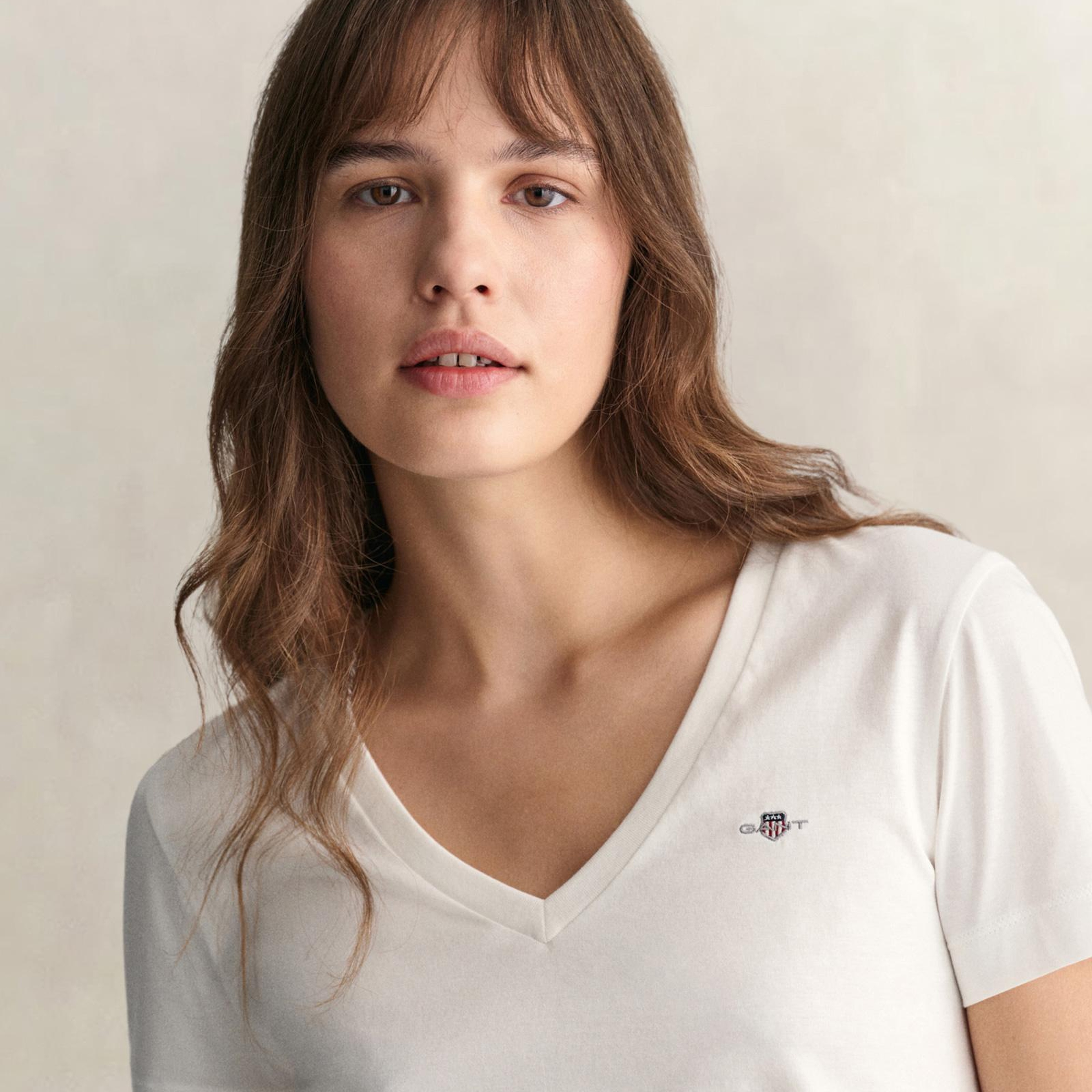 GANT Kadın Beyaz V Yaka Regular Fit Logolu T-Shirt