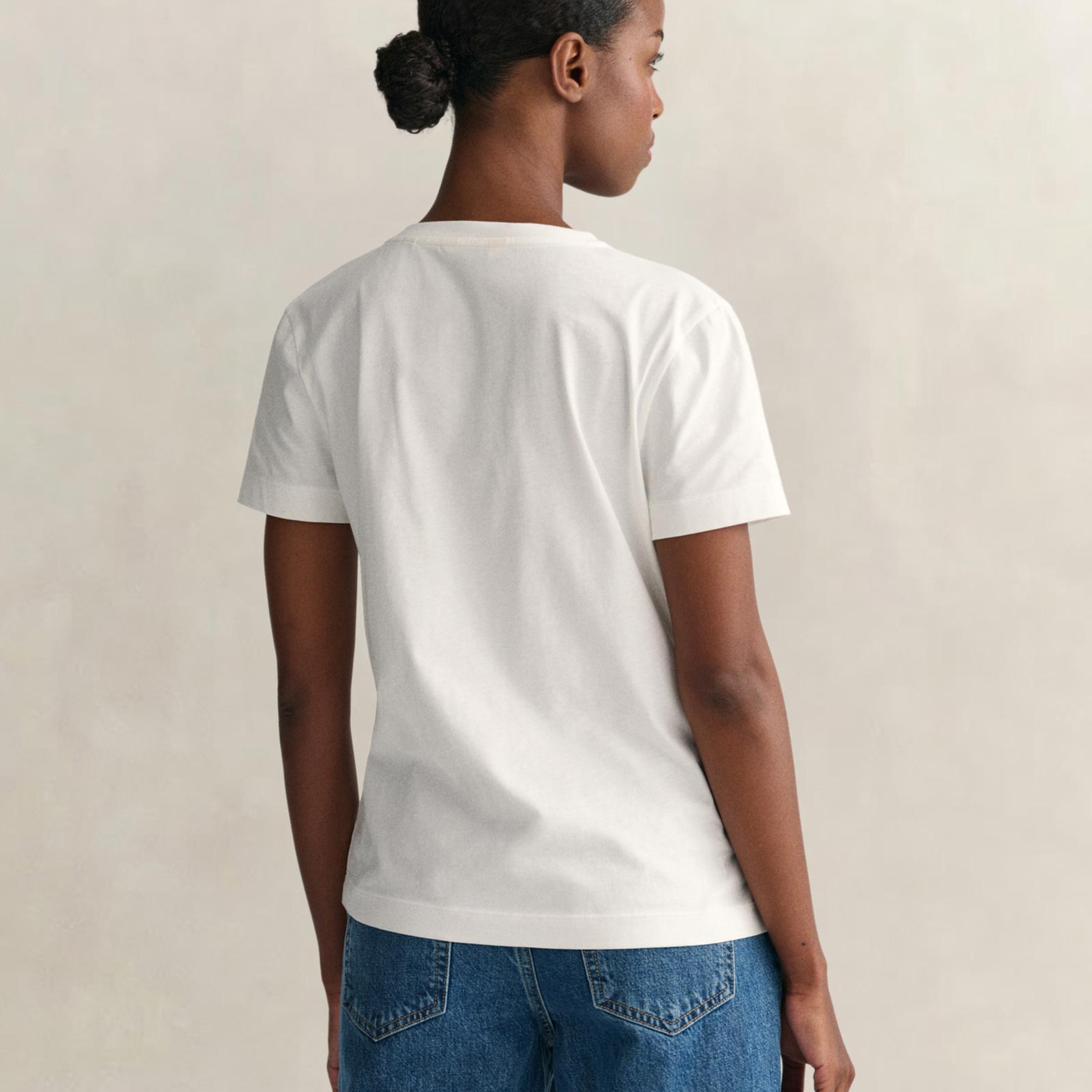 GANT Kadın Beyaz V Yaka Regular Fit Logolu T-Shirt