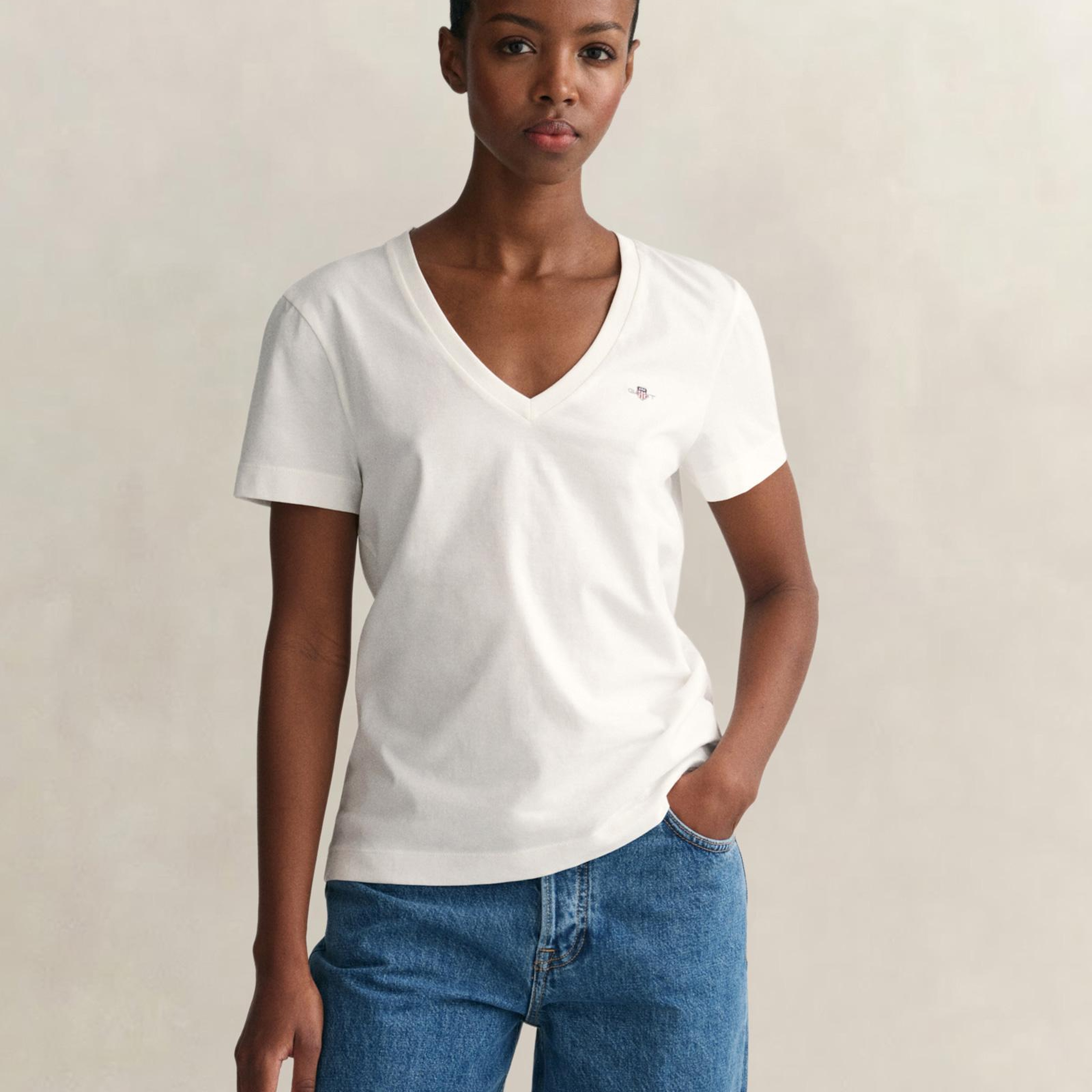 GANT Kadın Beyaz V Yaka Regular Fit Logolu T-Shirt