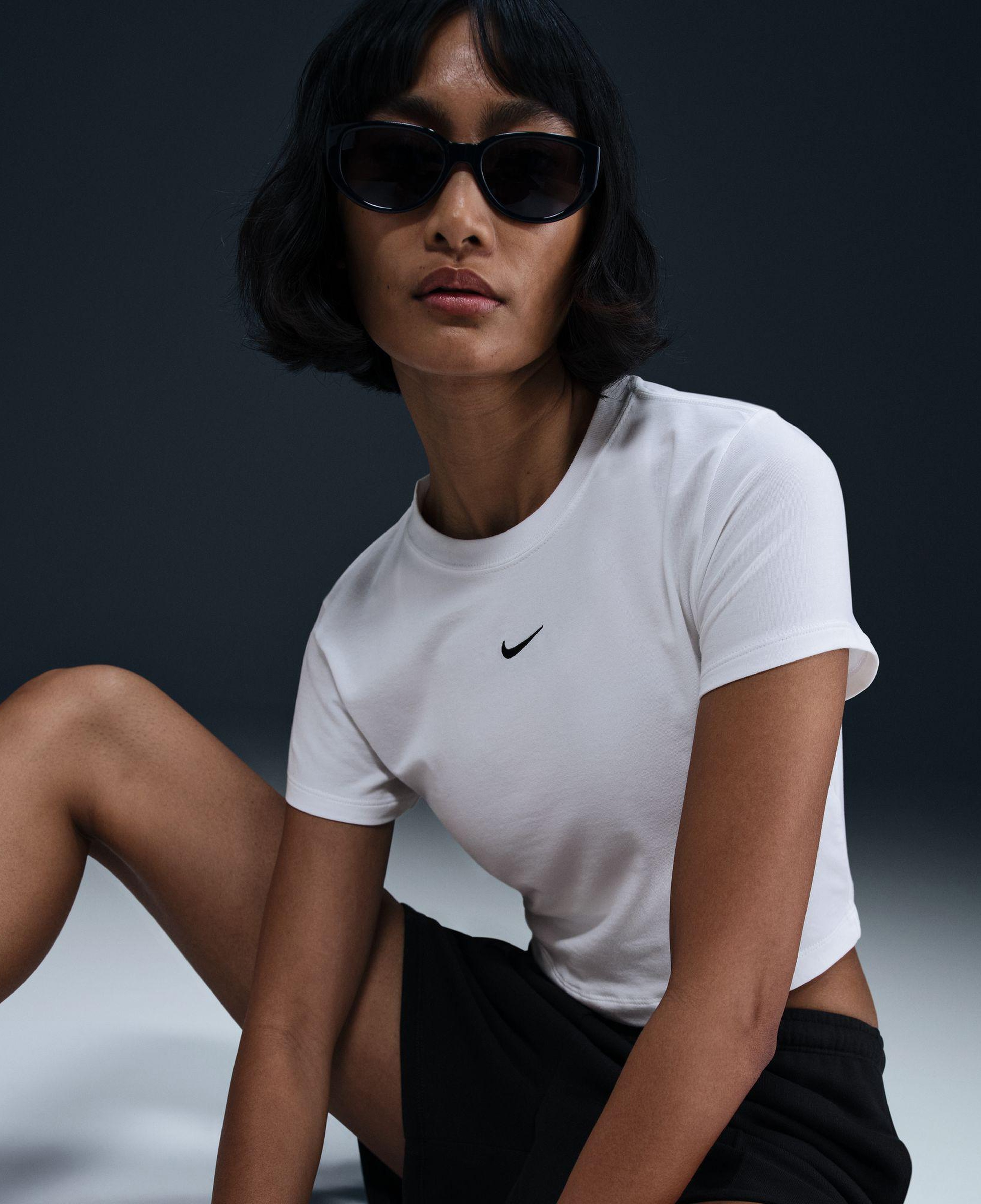 Nike Sportswear Chill Knit Kadın Beyaz Crop T-Shirt