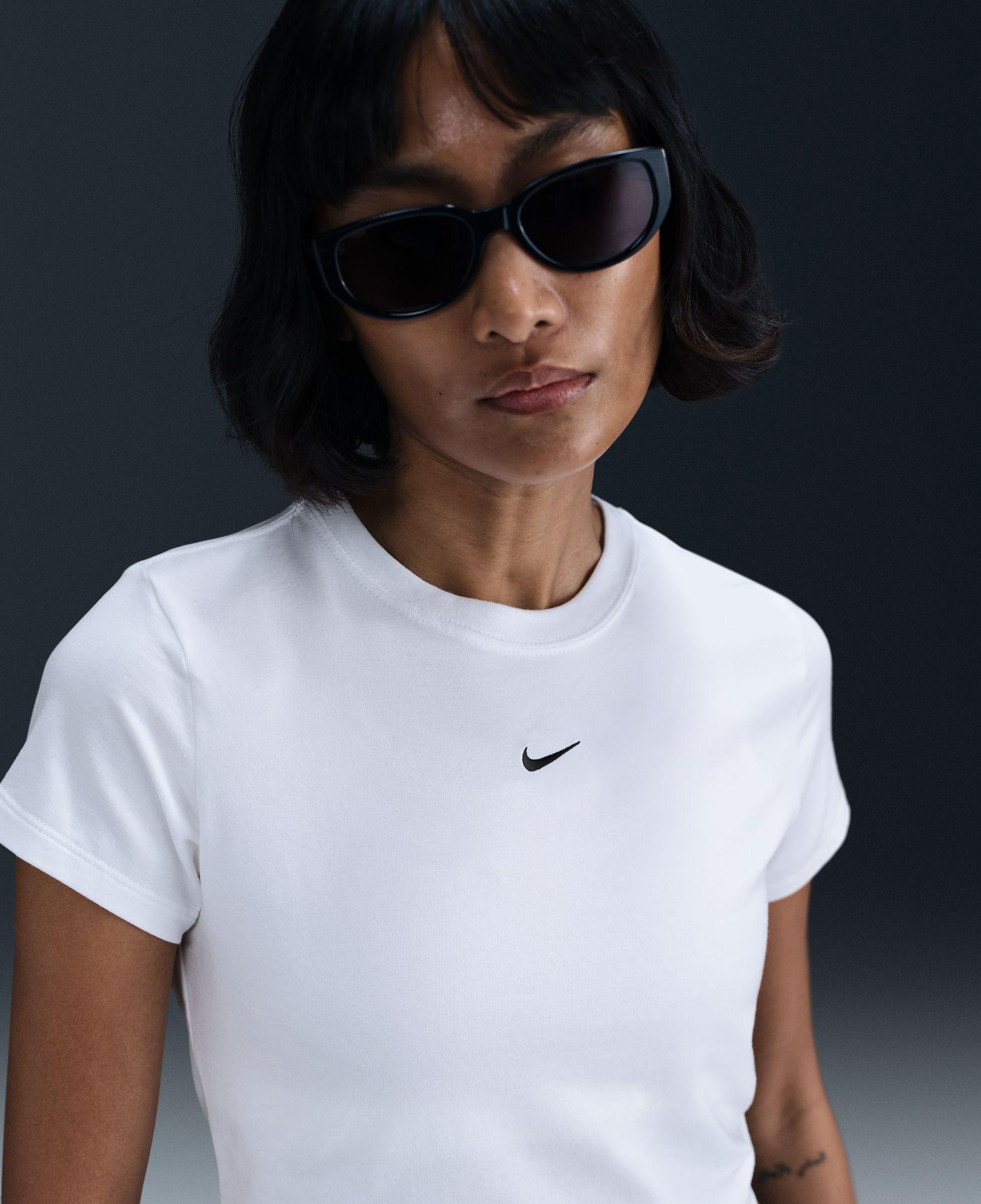 Nike Sportswear Chill Knit Kadın Beyaz Crop T-Shirt