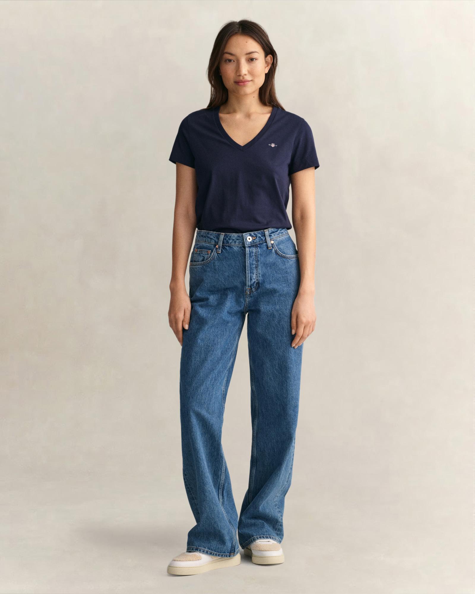 GANT Kadın Lacivert V Yaka Regular Fit Logolu T-Shirt