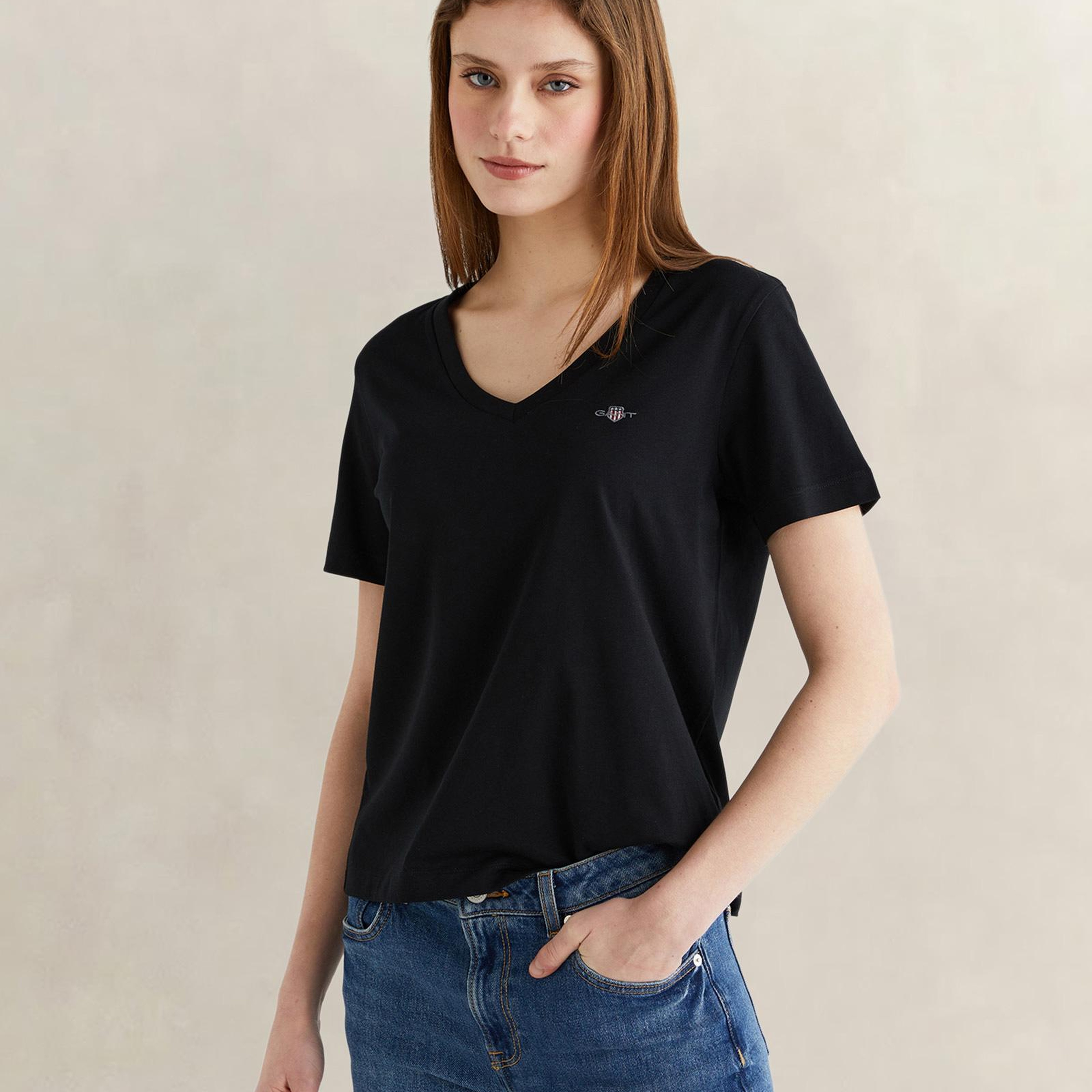 GANT Kadın Siyah V Yaka Regular Fit Logolu T-Shirt