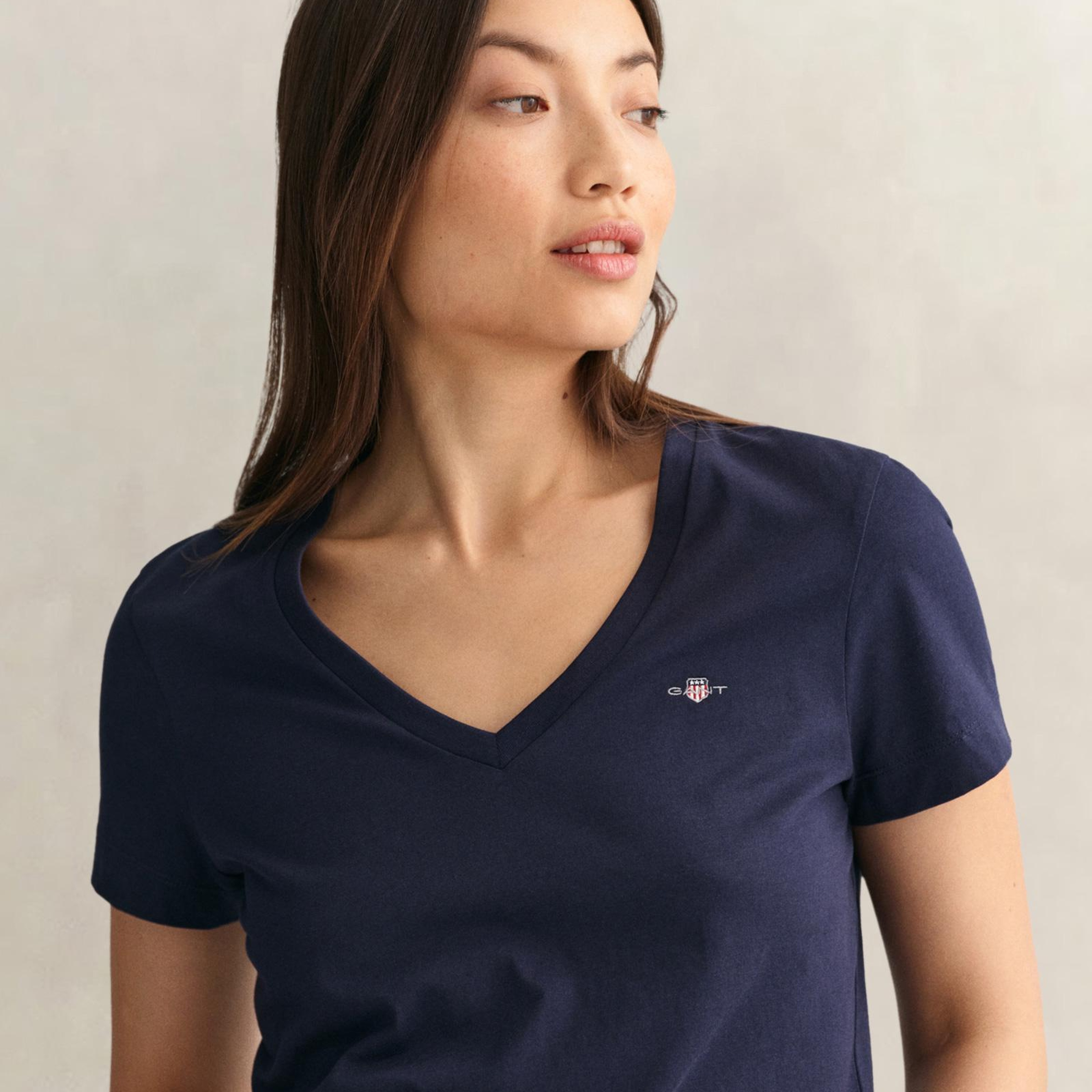 GANT Kadın Lacivert V Yaka Regular Fit Logolu T-Shirt