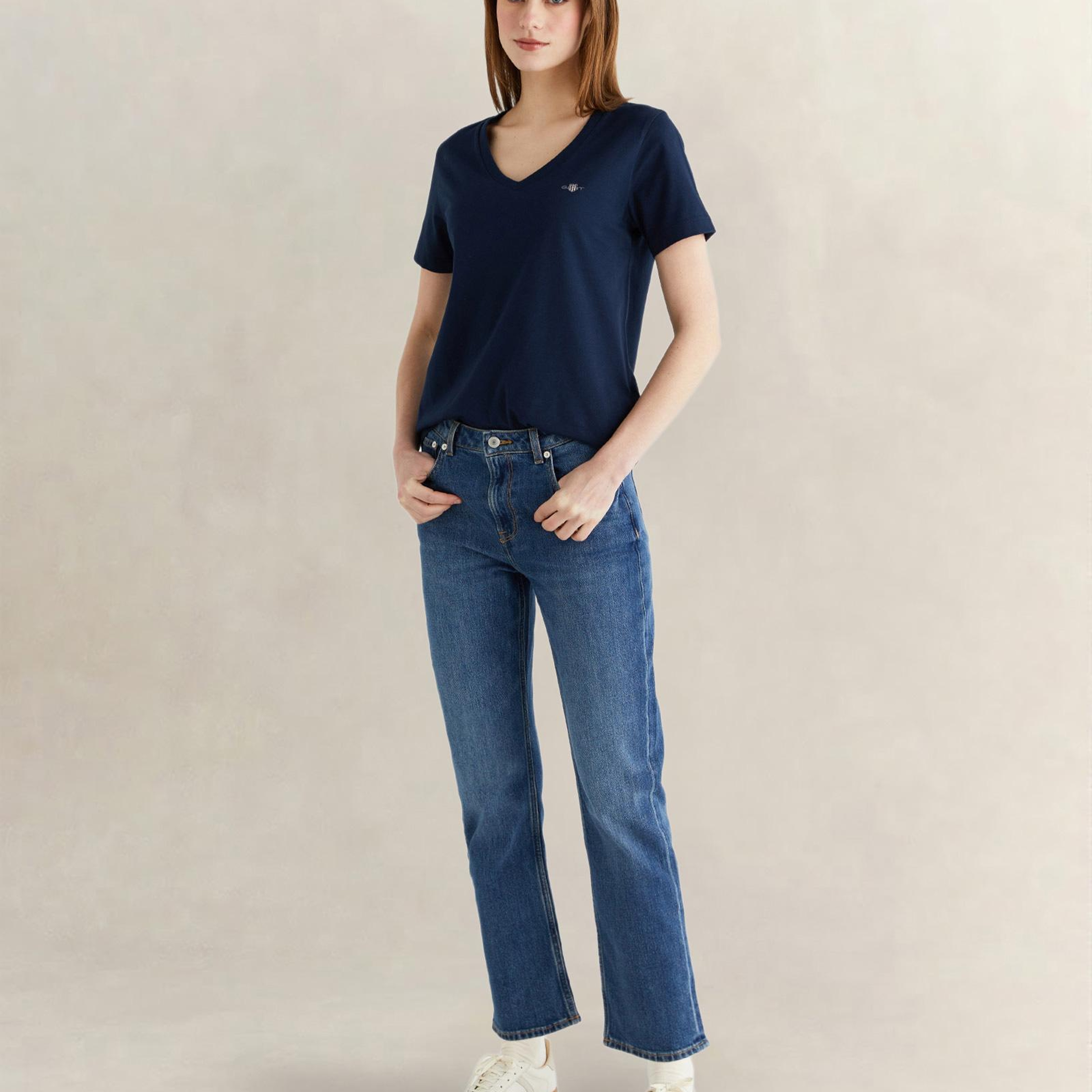 GANT Kadın Lacivert V Yaka Regular Fit Logolu T-Shirt