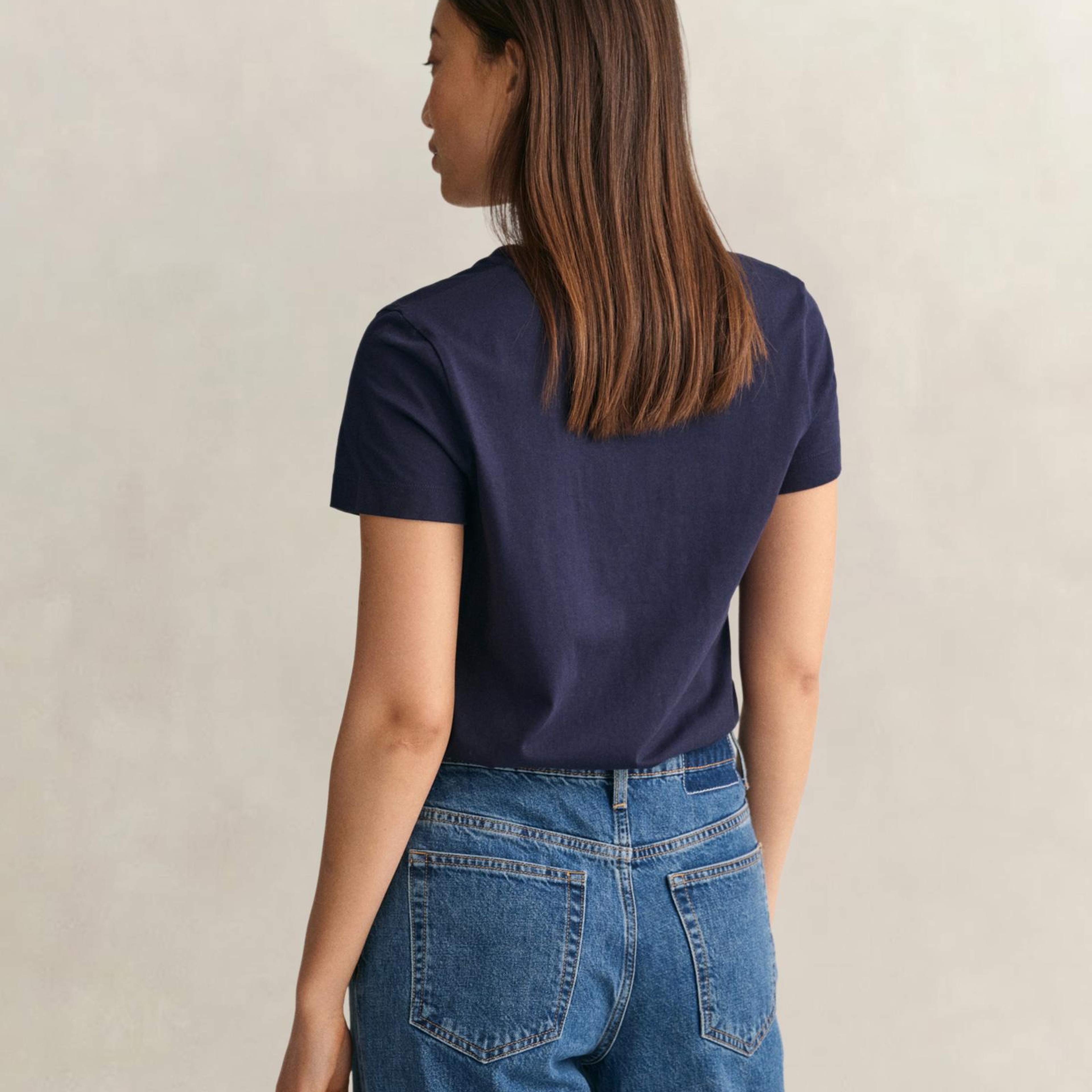 GANT Kadın Lacivert V Yaka Regular Fit Logolu T-Shirt