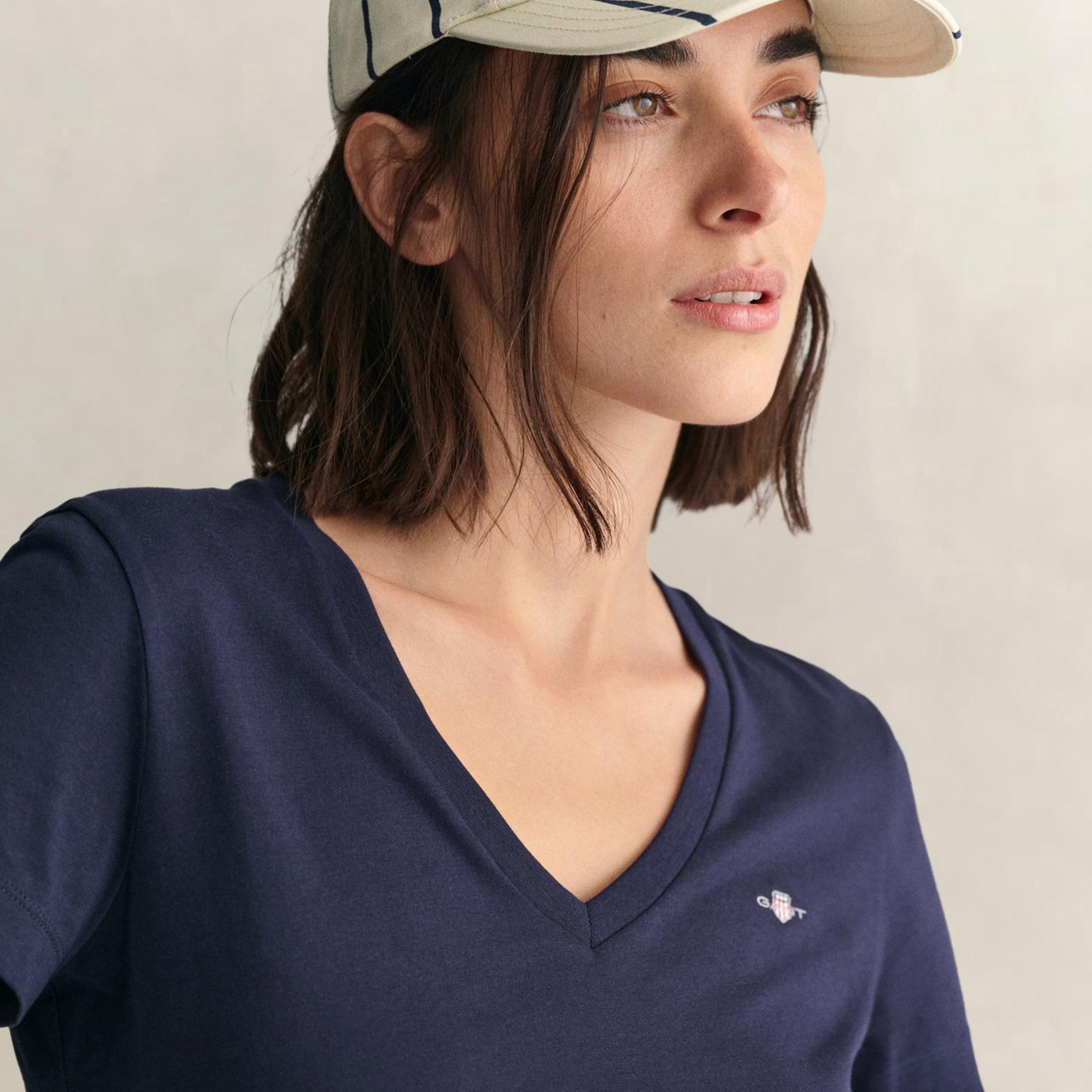 GANT Kadın Lacivert V Yaka Regular Fit Logolu T-Shirt