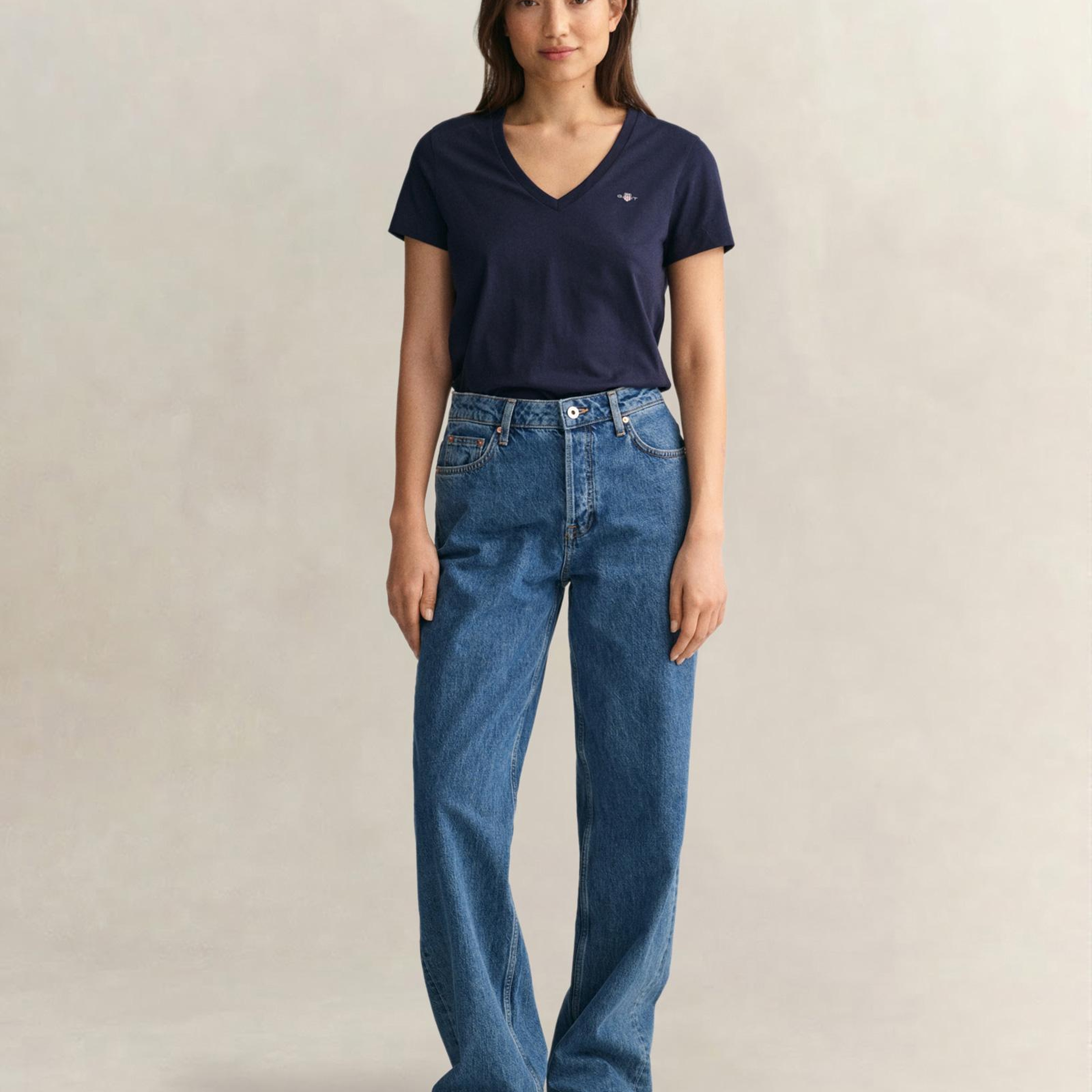 GANT Kadın Lacivert V Yaka Regular Fit Logolu T-Shirt