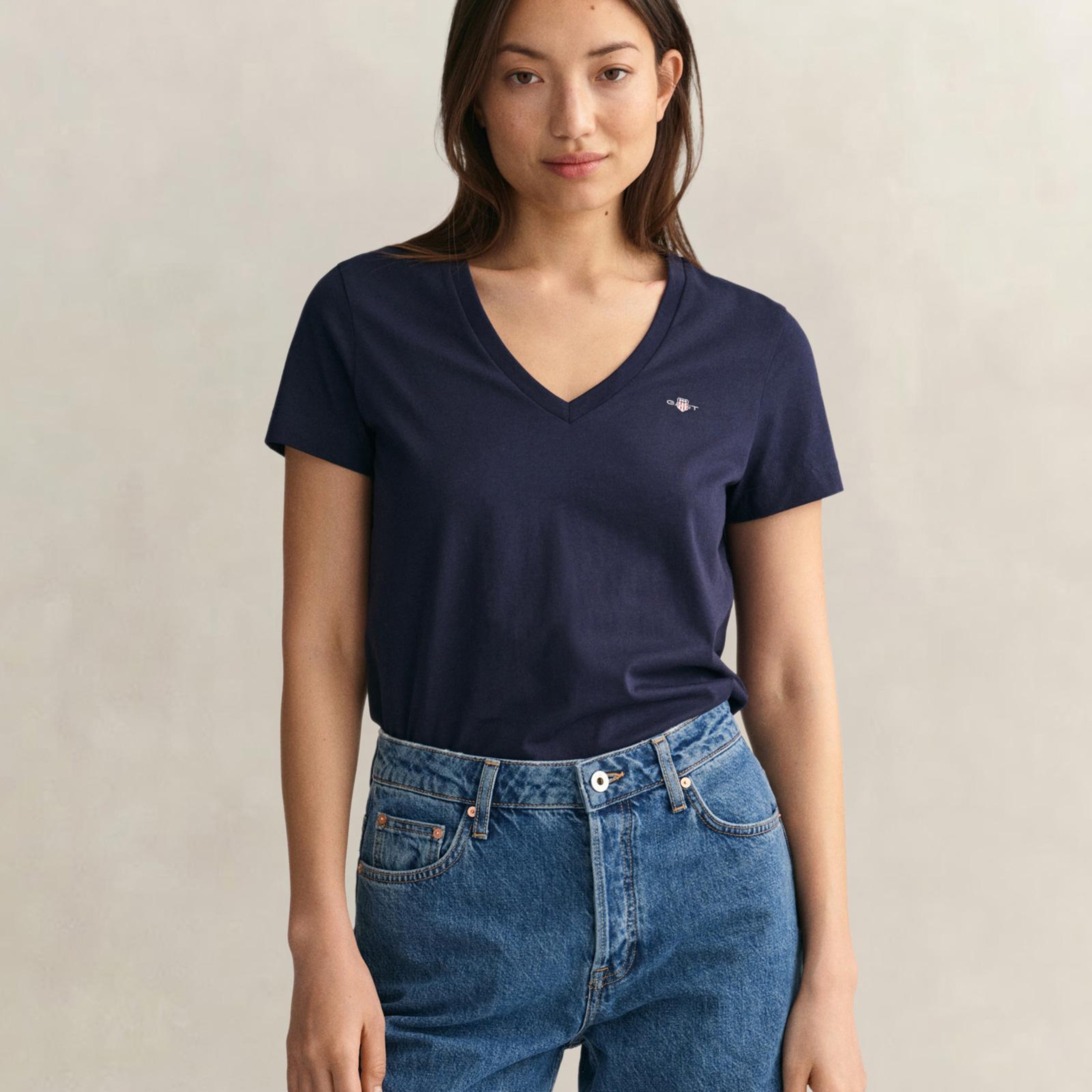 GANT Kadın Lacivert V Yaka Regular Fit Logolu T-Shirt