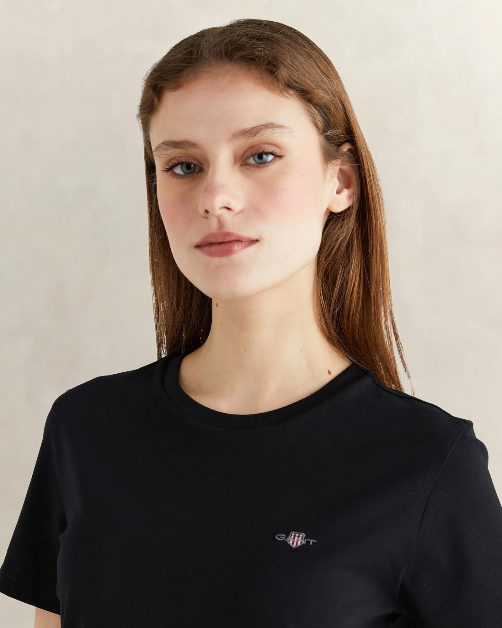 GANT Kadın Siyah Bisiklet Yaka Regular Fit Logolu T-Shirt