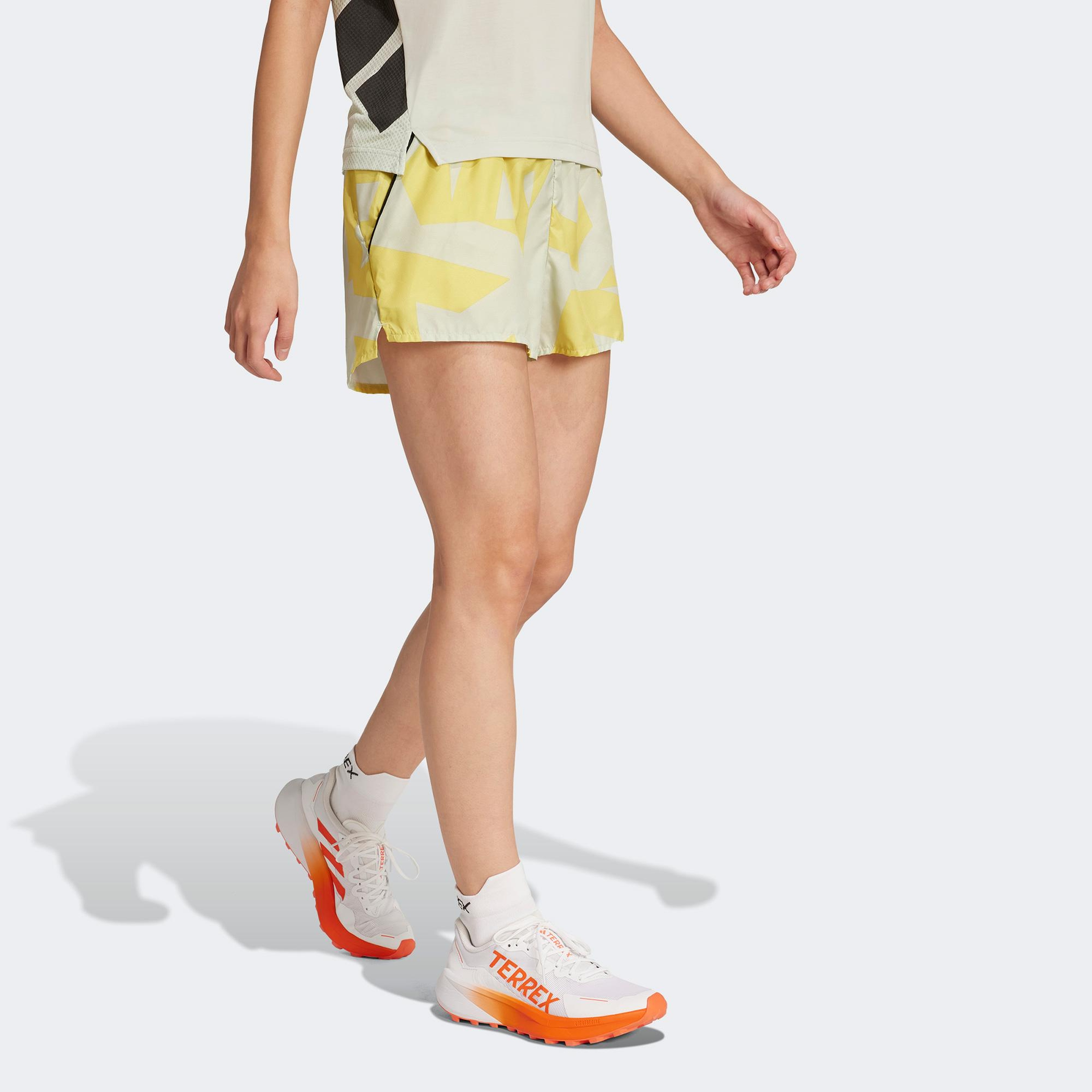 adidas Terrex Multi Light Printed Kadın Sarı Koşu Şortu