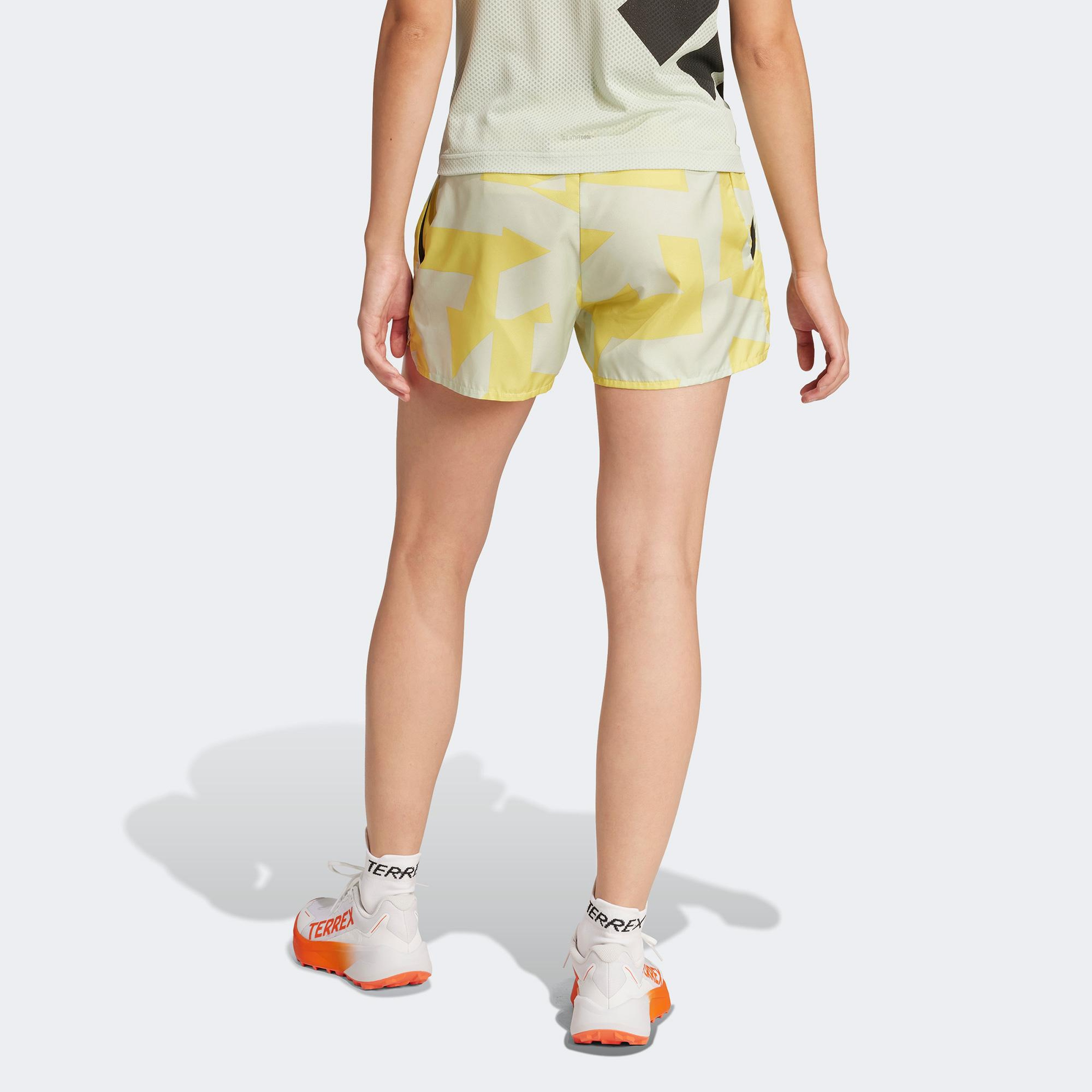 adidas Terrex Multi Light Printed Kadın Sarı Koşu Şortu