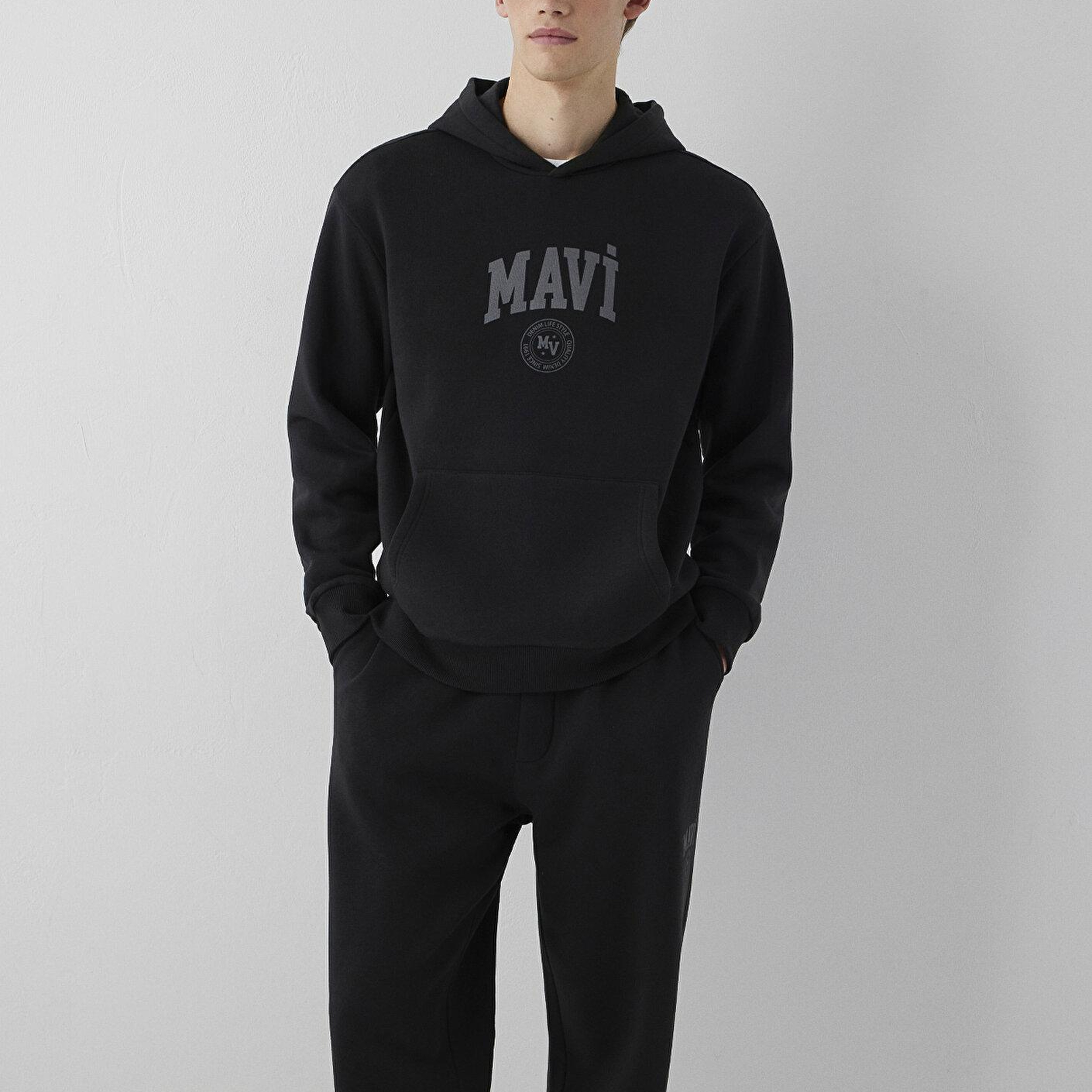 Mavi Mavi Logo Baskılı Kapüşonlu Siyah Sweatshirt 0S10646-900