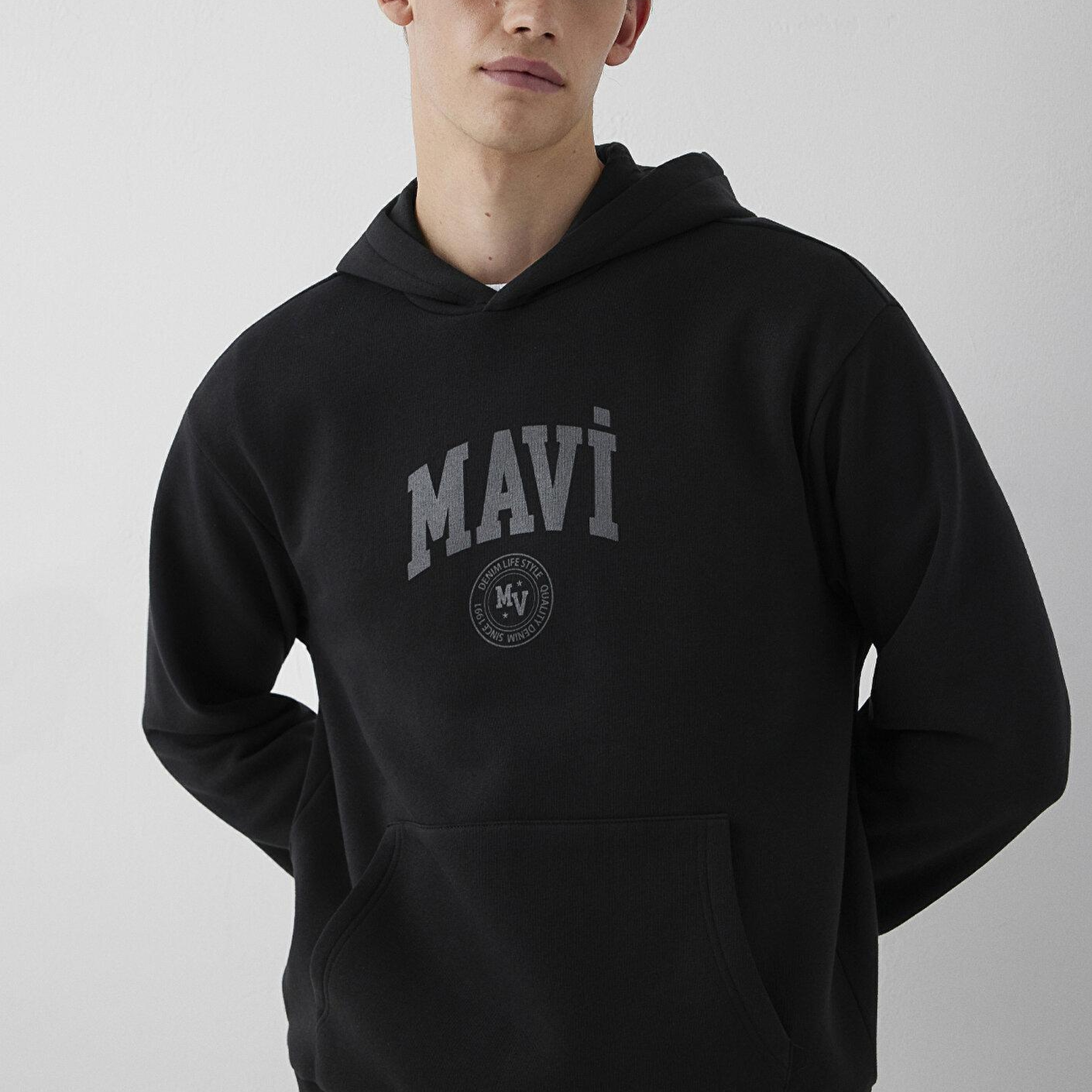 Mavi Mavi Logo Baskılı Kapüşonlu Siyah Sweatshirt 0S10646-900