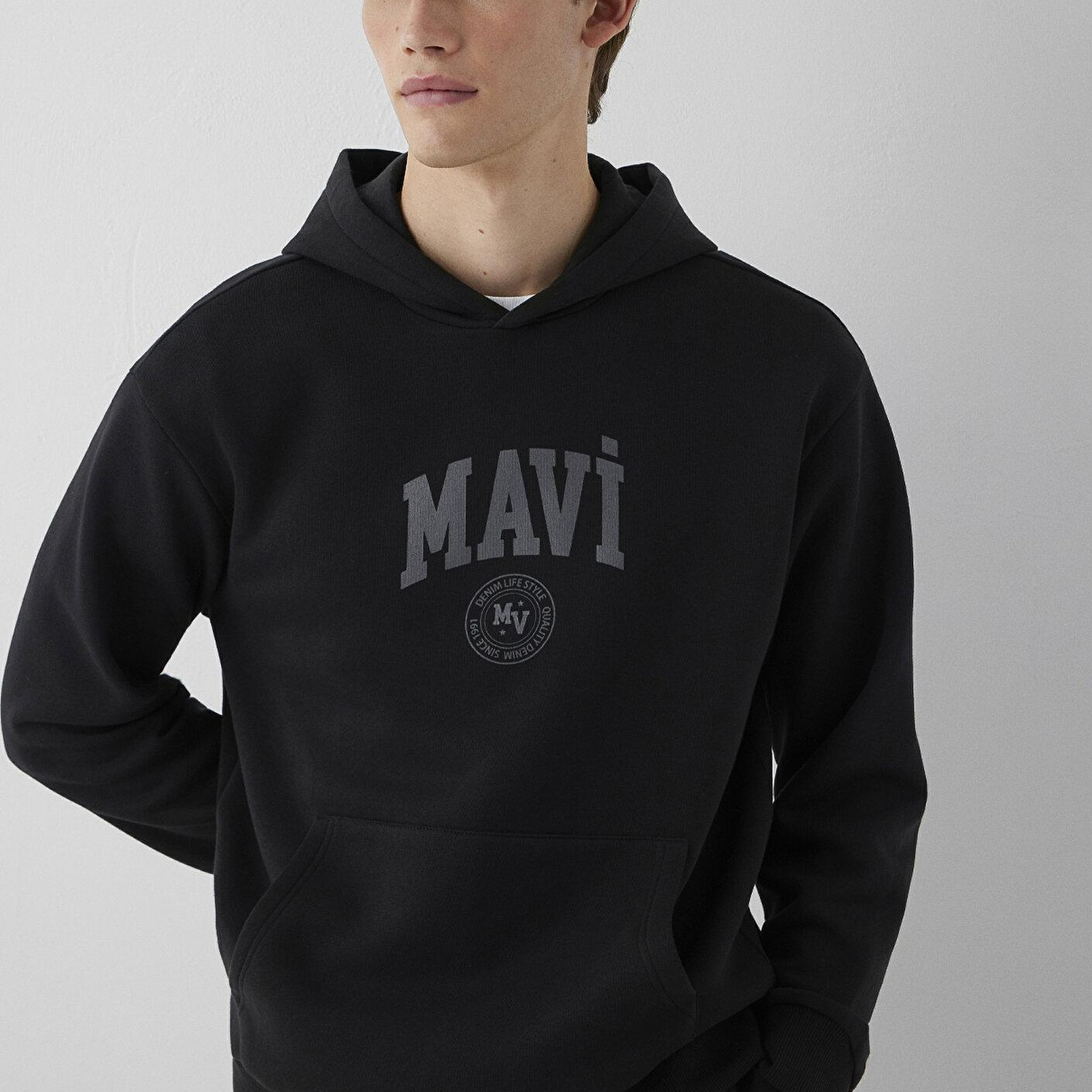 Mavi Mavi Logo Baskılı Kapüşonlu Siyah Sweatshirt 0S10646-900