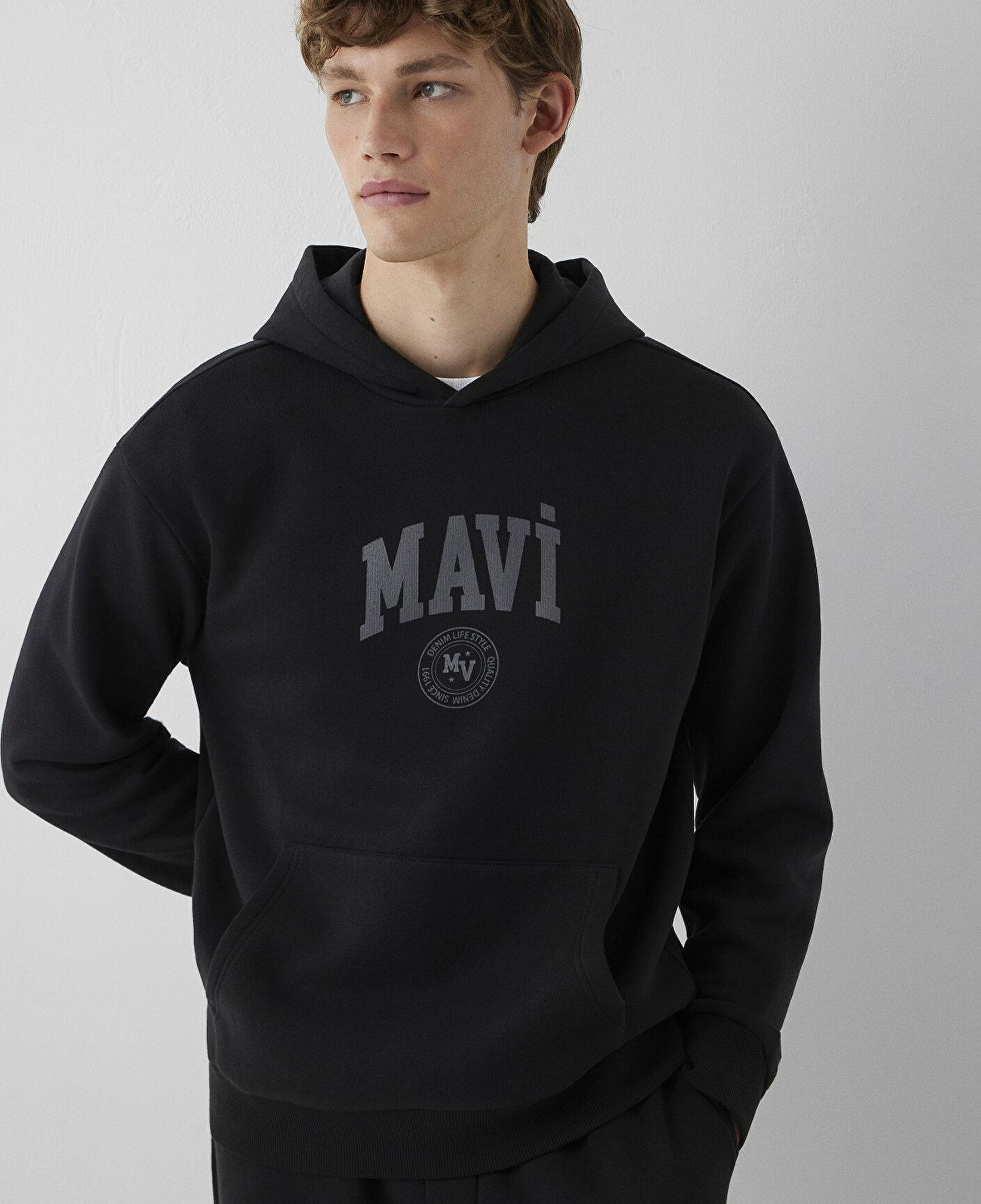 Mavi Mavi Logo Baskılı Kapüşonlu Siyah Sweatshirt 0S10646-900