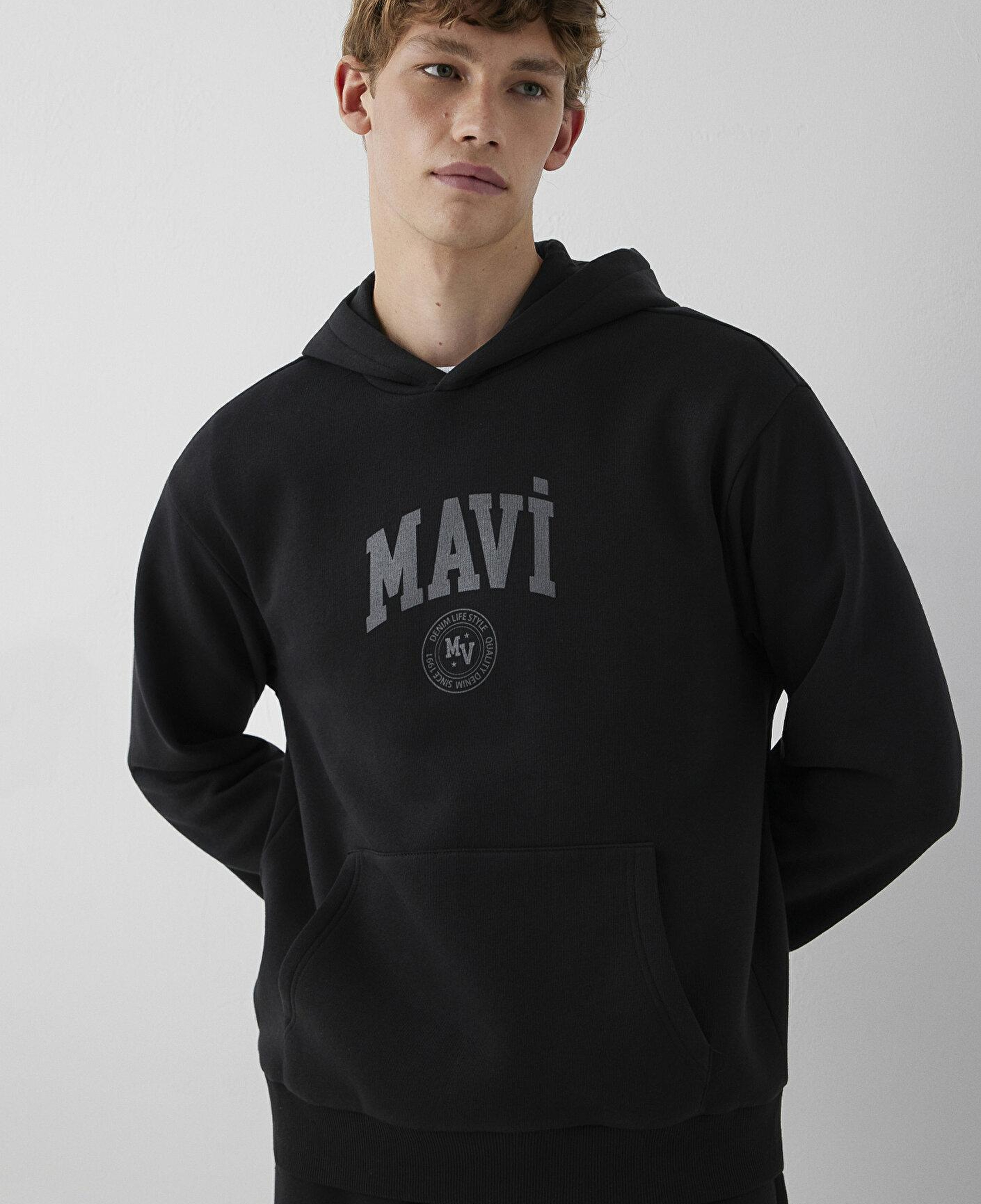 Mavi Mavi Logo Baskılı Kapüşonlu Siyah Sweatshirt 0S10646-900