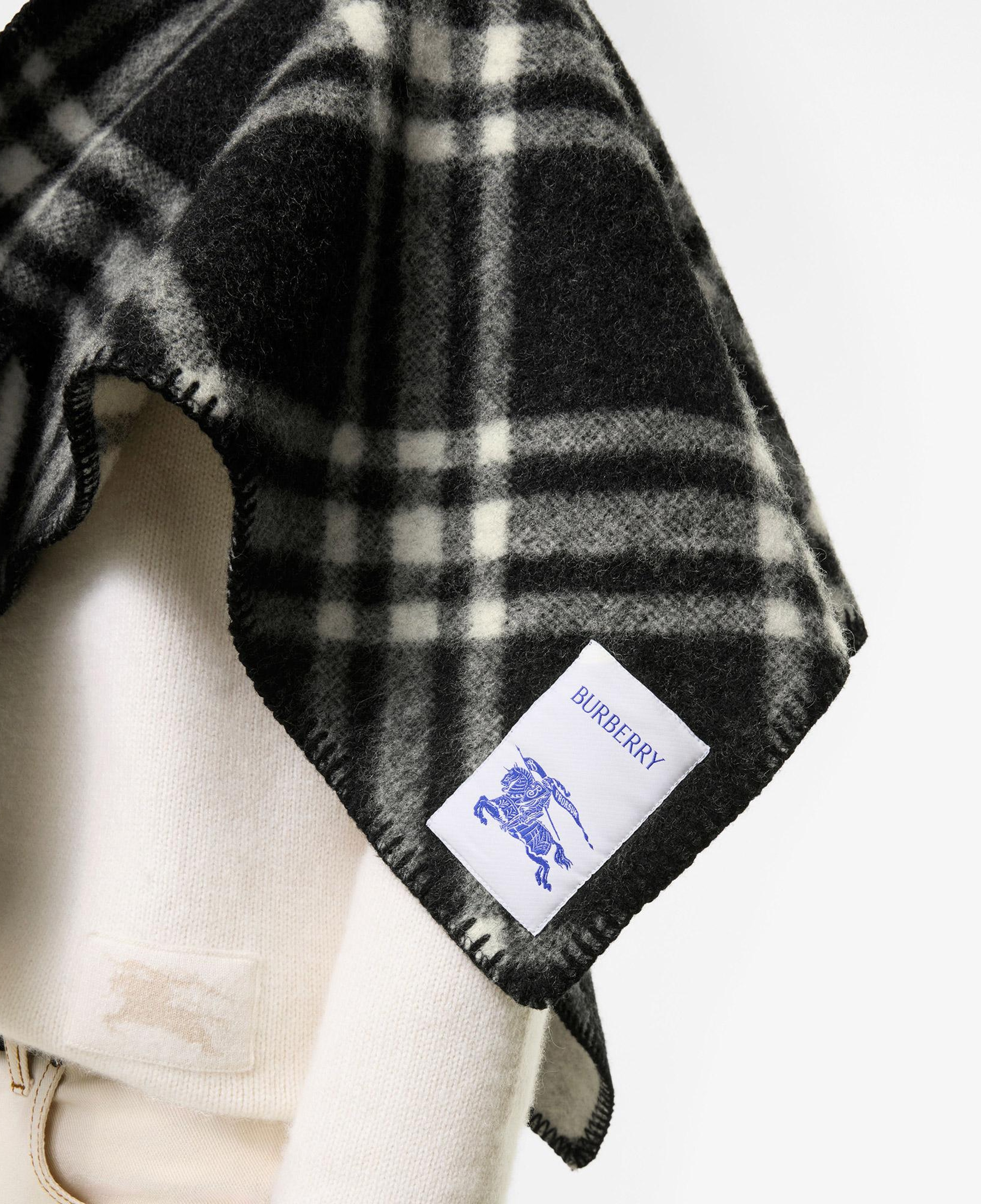 Burberry 120X130 Rydal Kadın Siyah Atkı