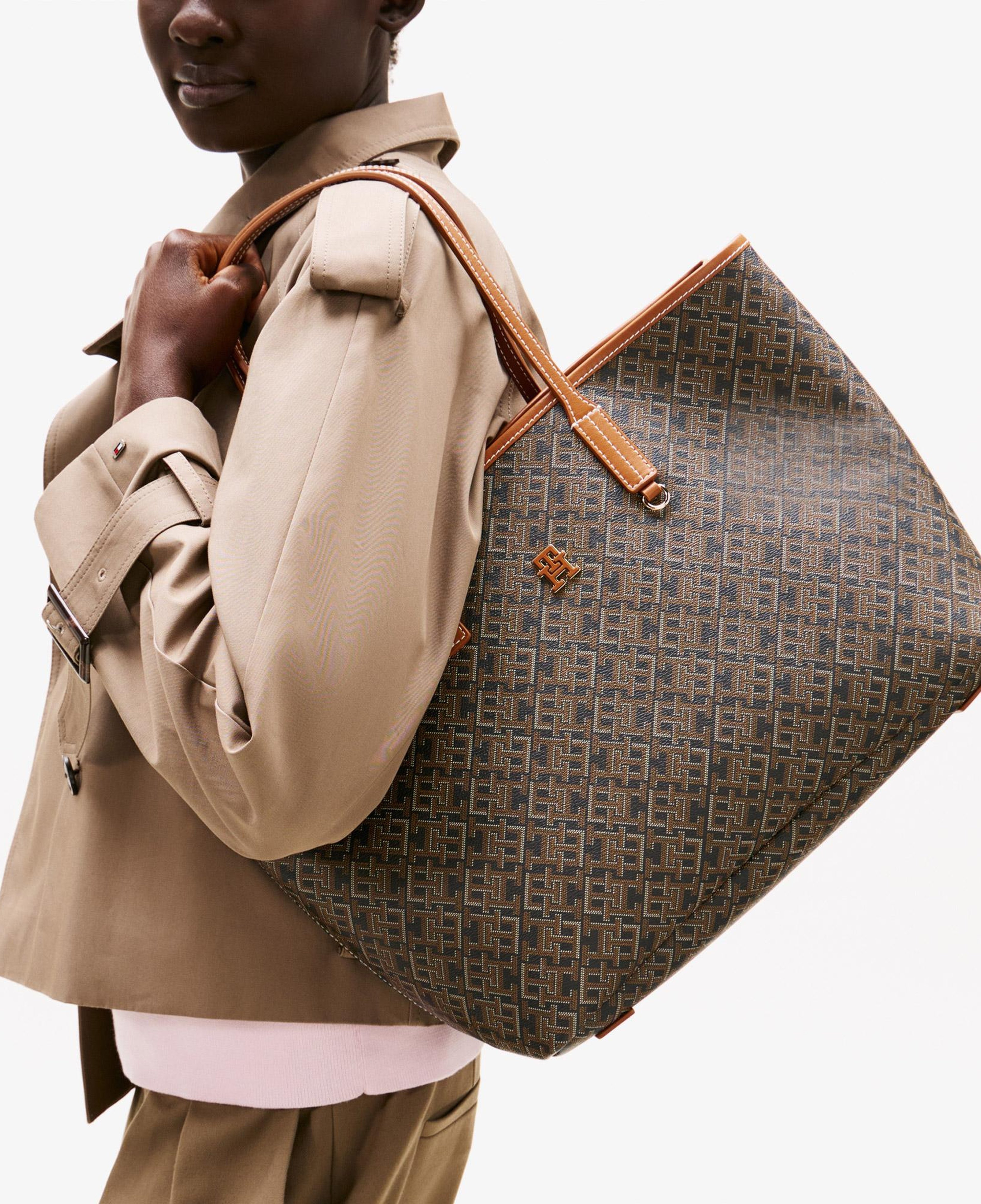 Tommy Hilfiger Monoplay Leather Kadın Siyah Omuz Çantası