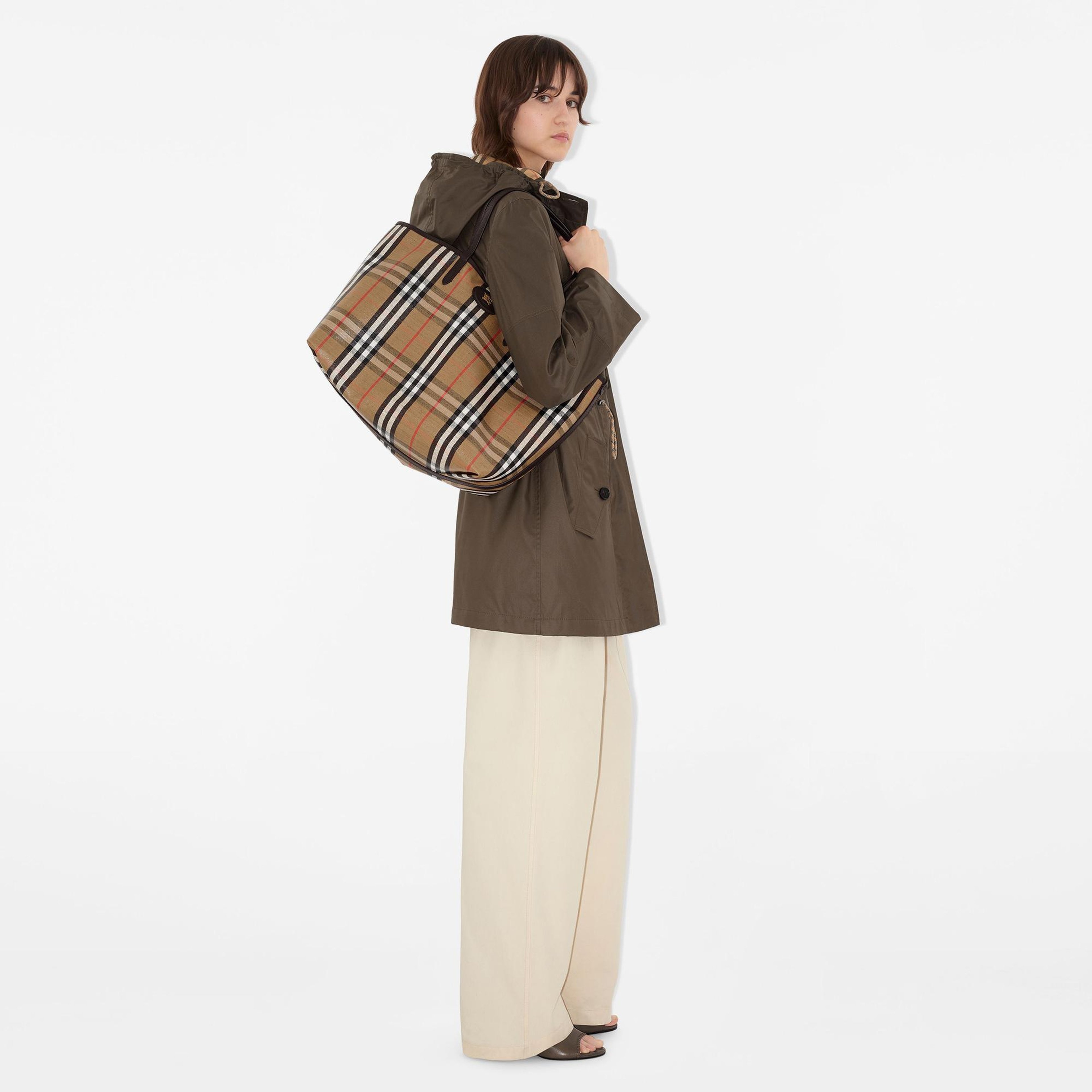 Burberry Medium Highlands Kadın Bej Keten Tote Çanta