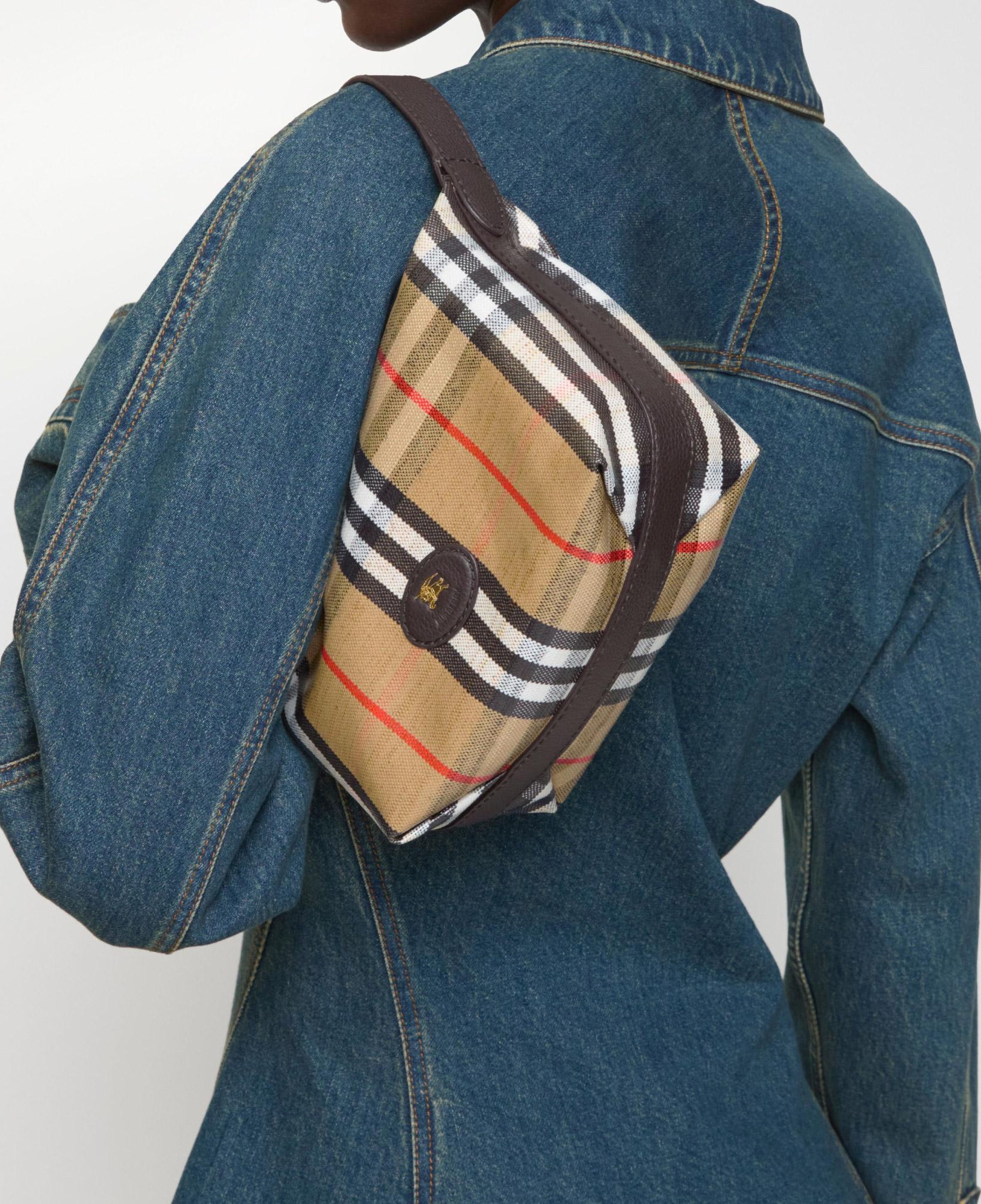 Burberry Highlands Duffle Kadın Bej Keten Omuz Çantası