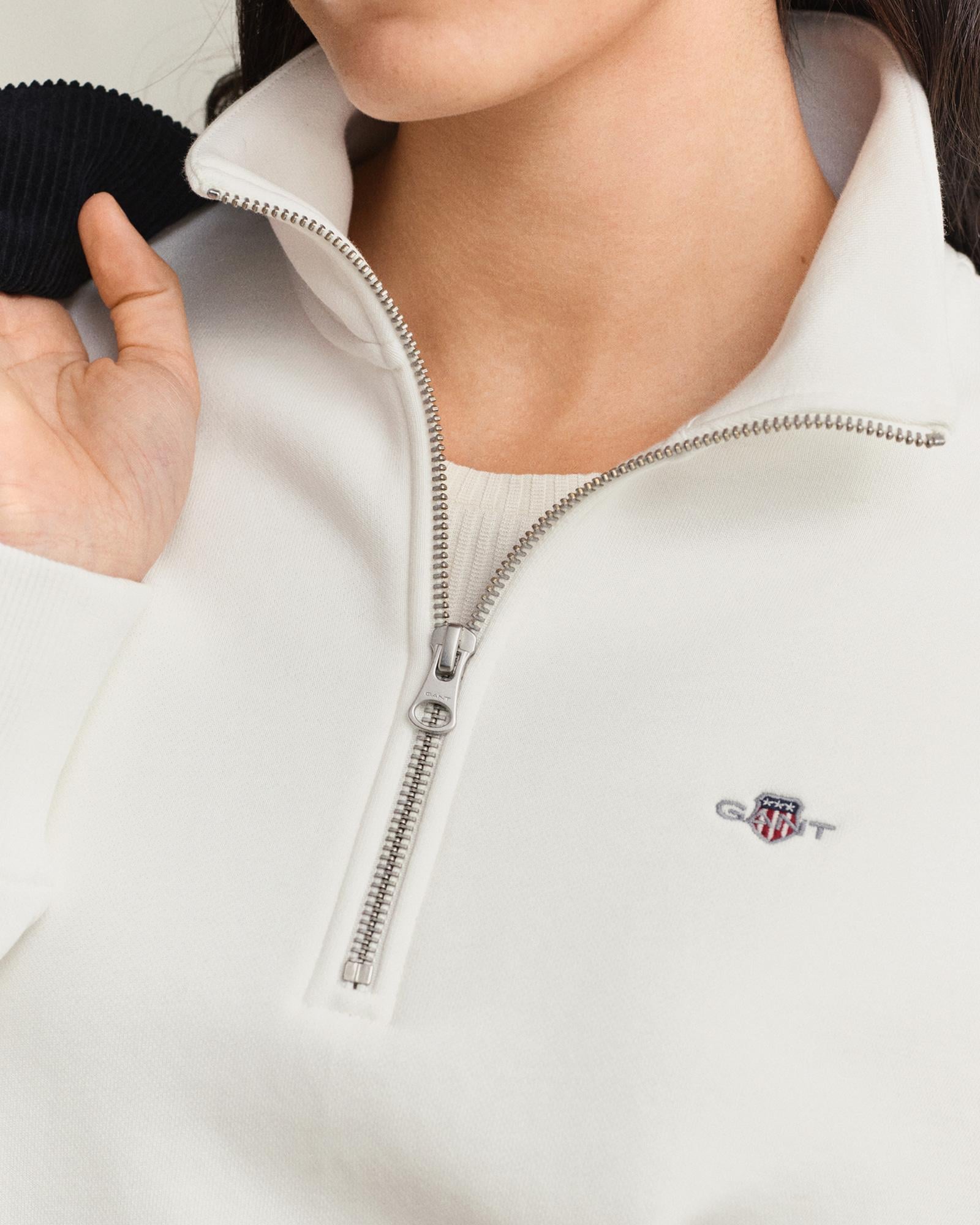 GANT Kadın Beyaz Relaxed Fit Yarım Fermuarlı Logolu Sweatshirt
