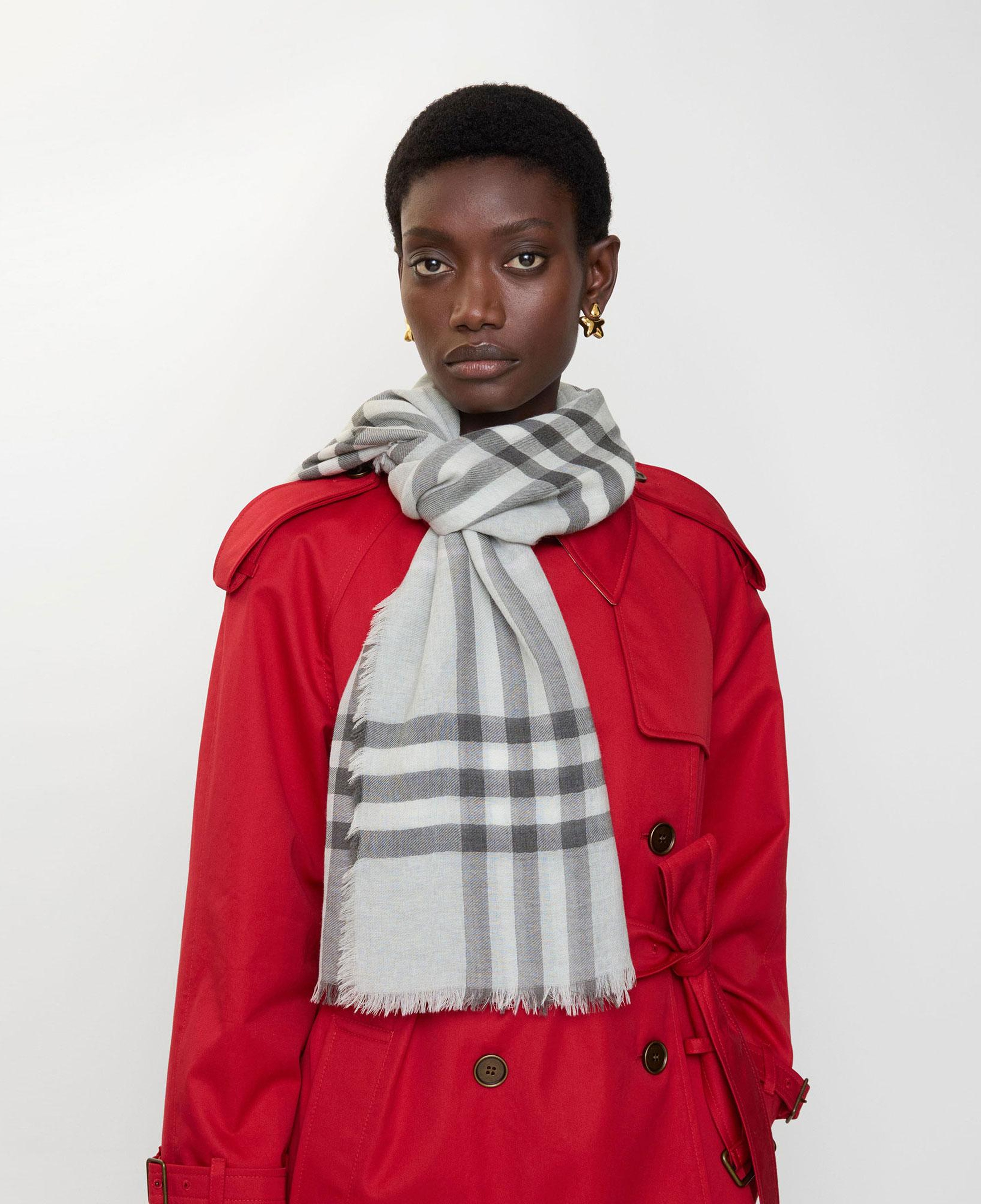 Burberry Giant Wide Check Wool Kadın Gri Atkı