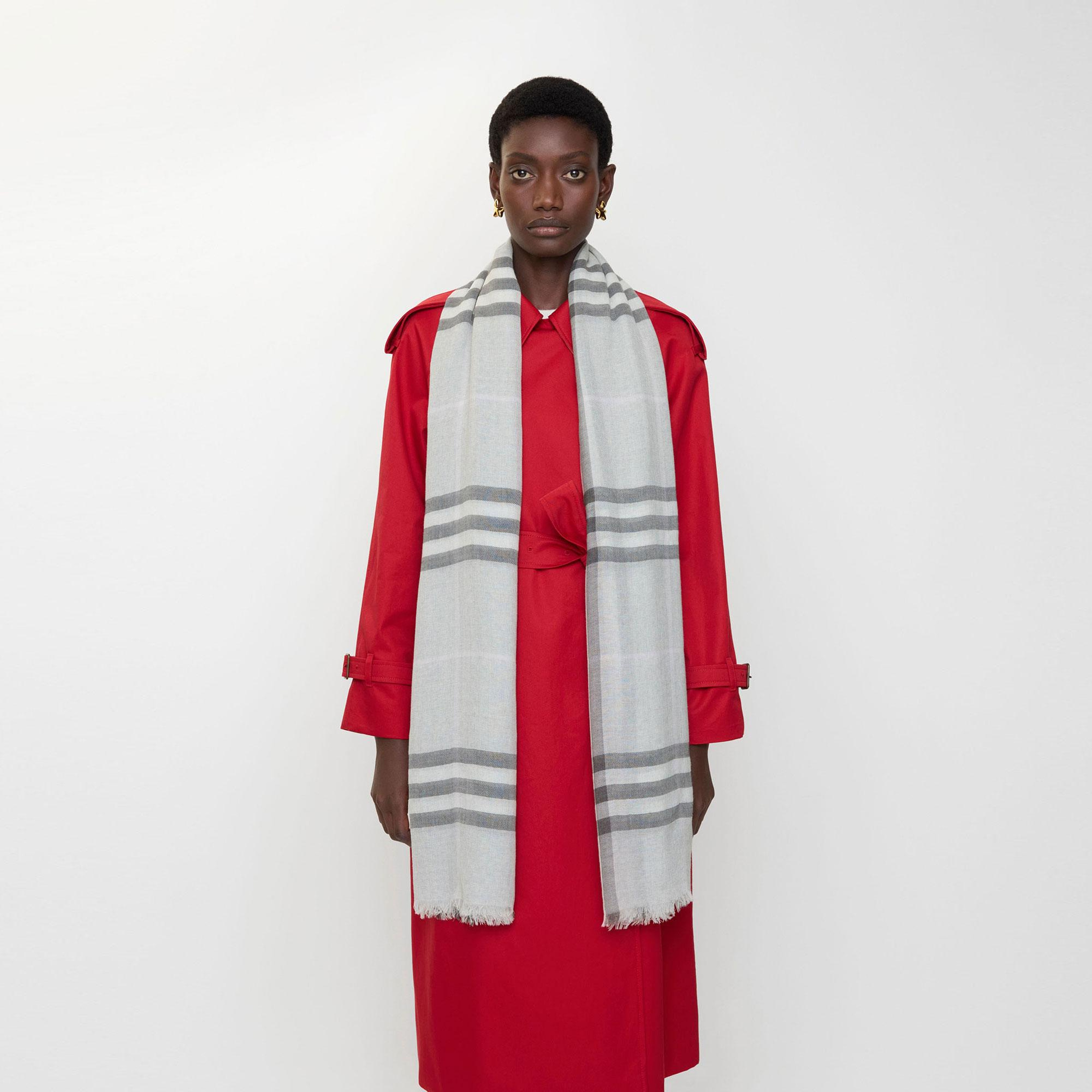 Burberry Giant Wide Check Wool Kadın Gri Atkı