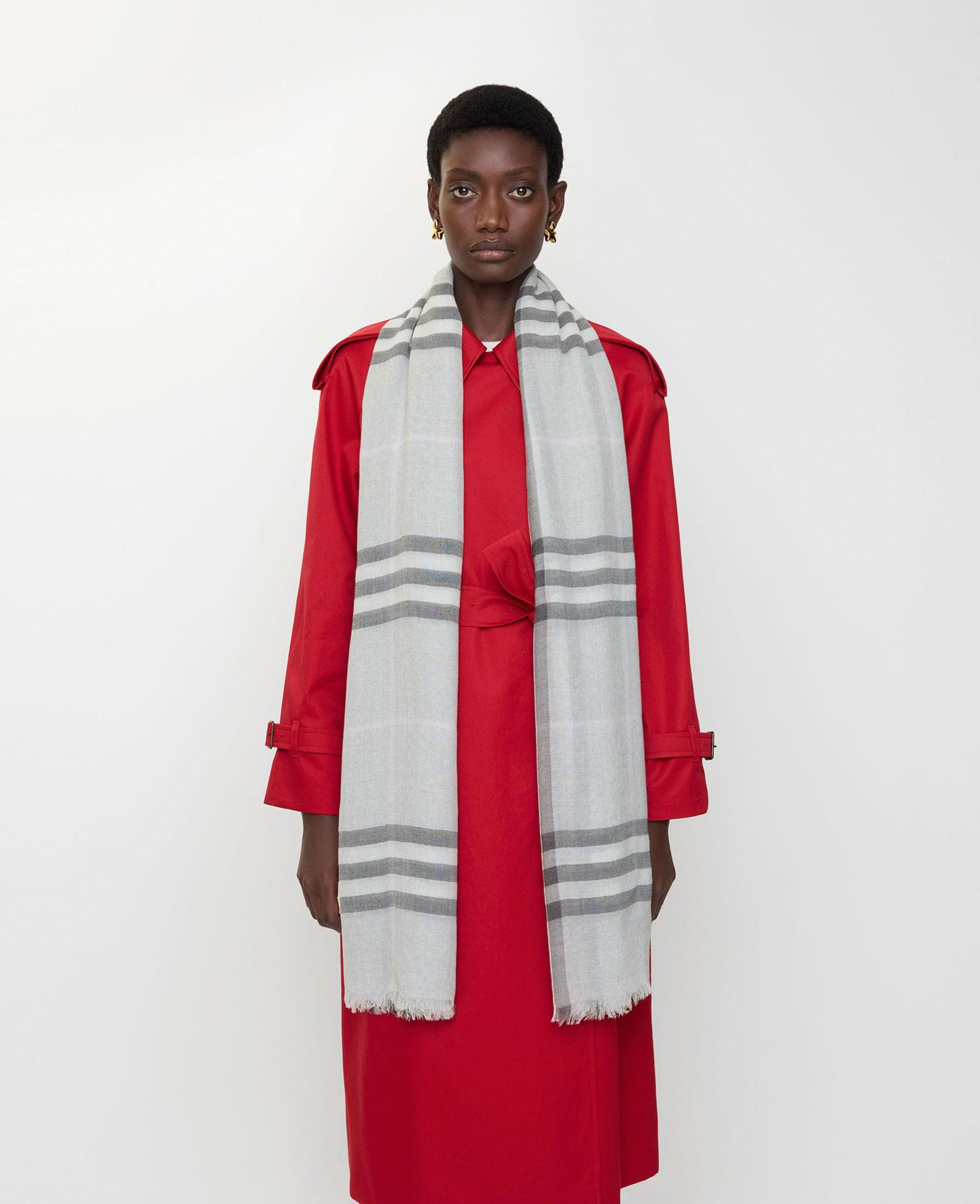 Burberry Giant Wide Check Wool Kadın Gri Atkı