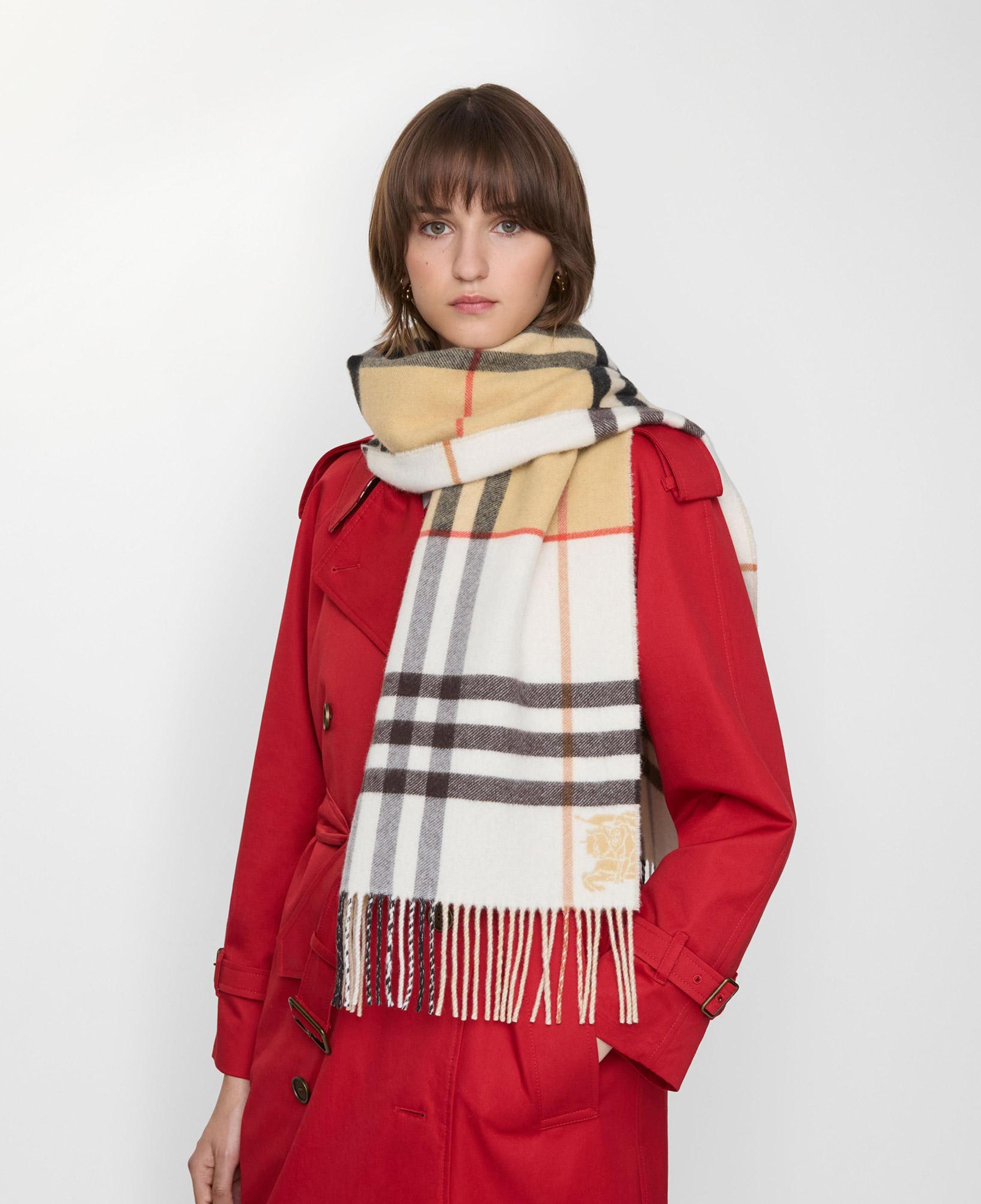 Burberry Kadın Krem Atkı