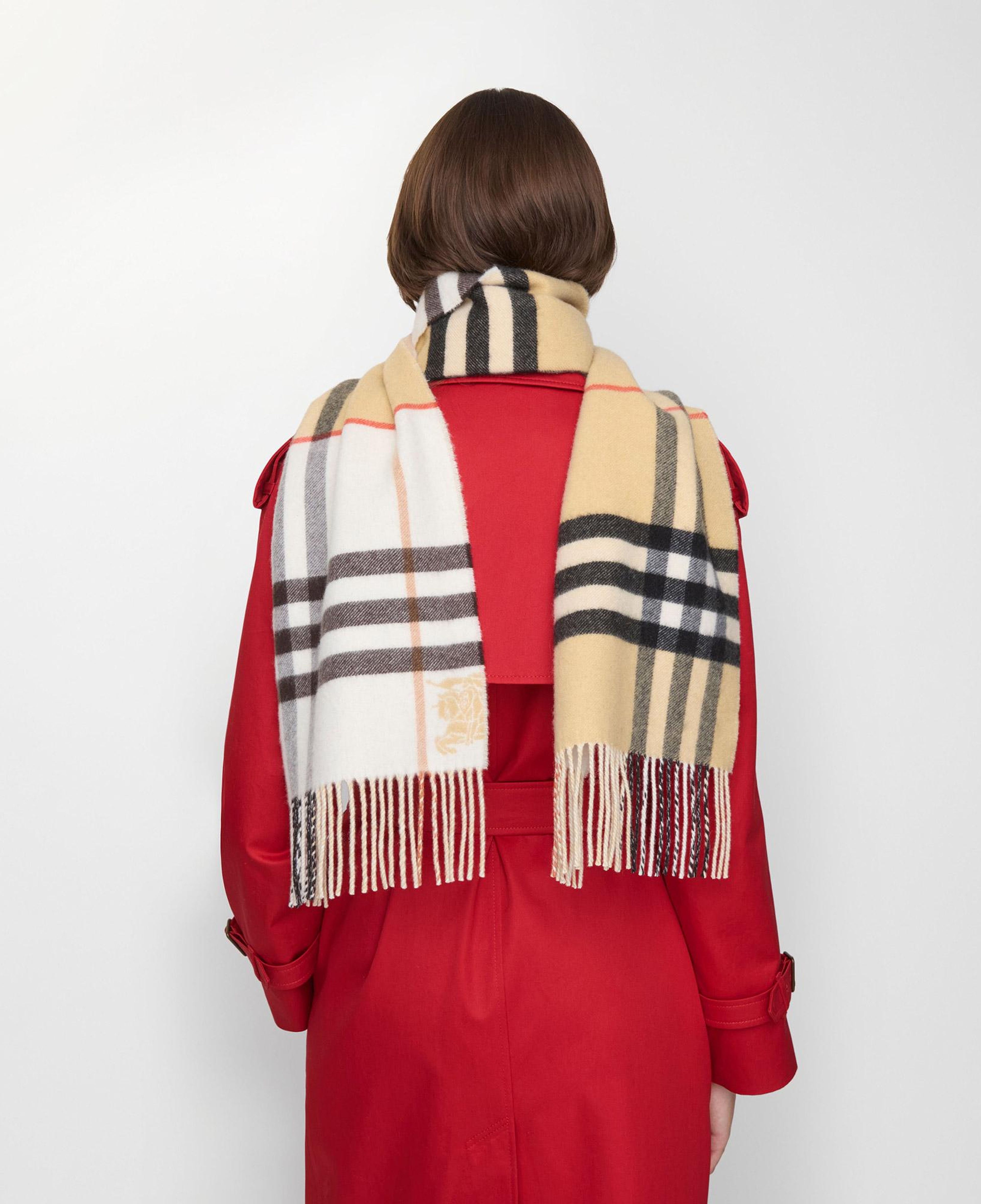 Burberry Kadın Krem Atkı