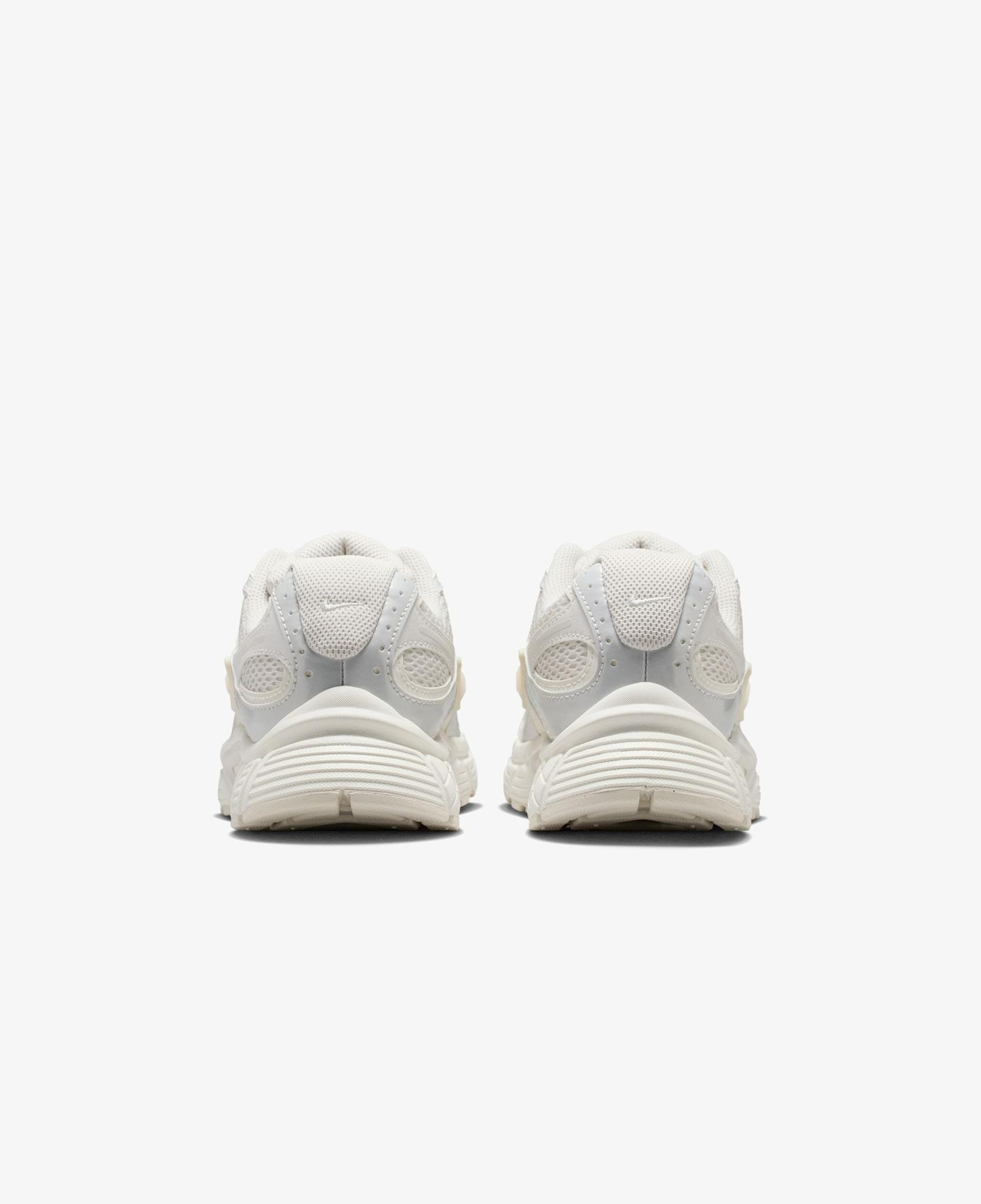Nike V5 RNR Kadın Krem Rengi Spor Ayakkabı